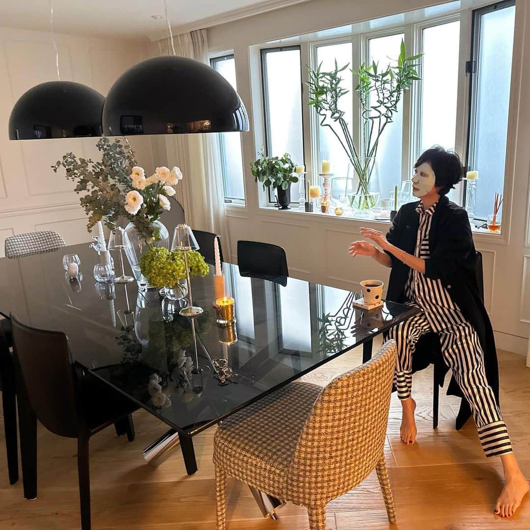 田丸麻紀のインスタグラム：「ゆっくり寝たかったのに 土日だけ めちゃくちゃ早起きする 次男🦖に起こされ  ６時起き、、、、＿φ(￣ー￣ ) 少し遅れて 起きてきた相方さんが  私のシートマスク姿に 本気でびびったらしい笑笑  次男🦖は @lena51515  からいただいた 🇬🇧お土産に大喜び  よかったねぇ〜〜〜^ ^  これといって 何の予定もない土曜日  そんな のんきに過ご週末も 気持ちがいい♡♡♡」