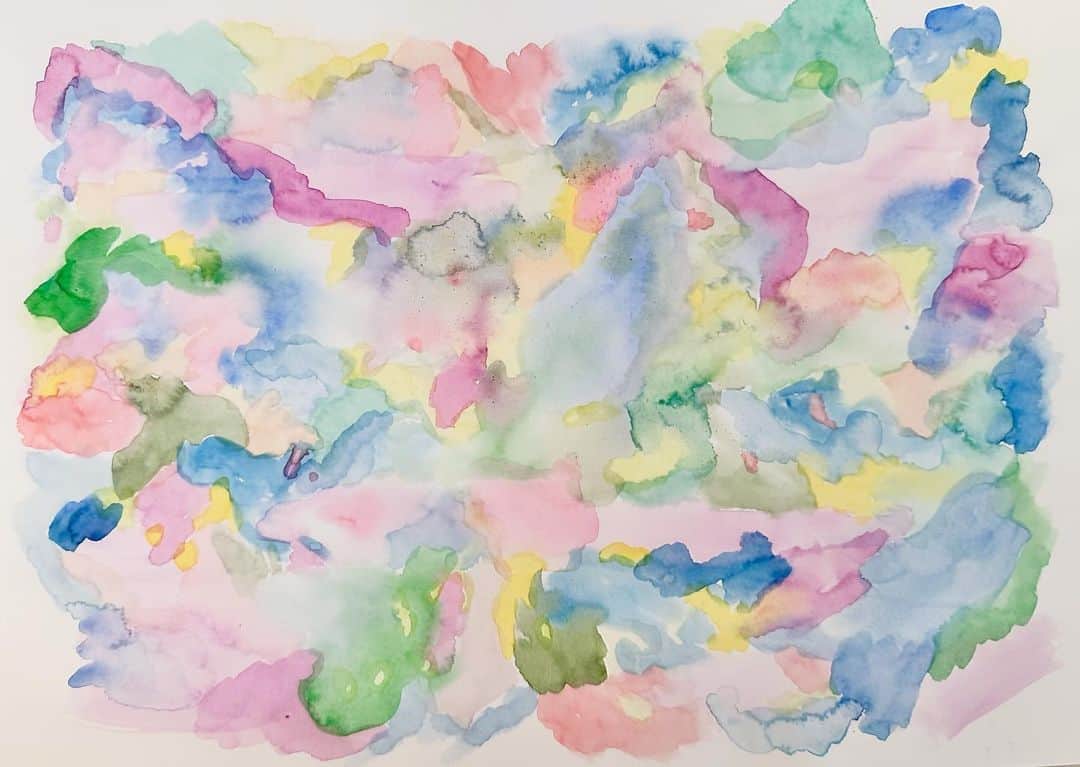 鈴木杏のインスタグラム：「向きとかほんとうは全然ないけど、とりあえず横向きにすると絵が全部収まるから、横向きにしてます。携帯くるくる回して好きな向きを見つけてみてください🩵  #彩雲シリーズ#スズキの絵」