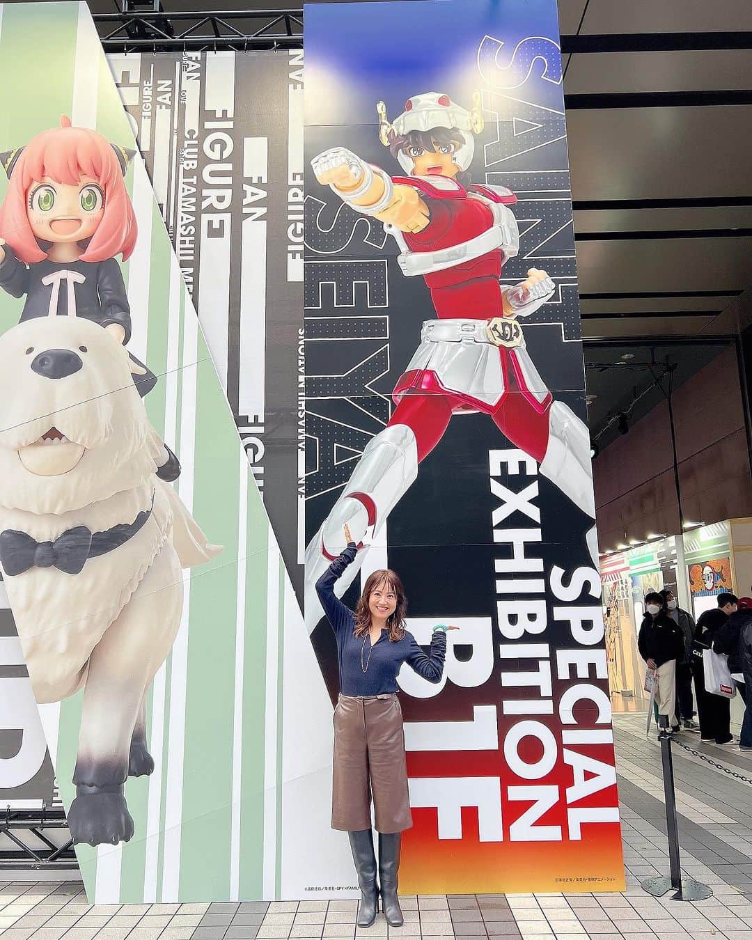 松澤由美のインスタグラム：「Oiiii❤️✨🇯🇵✨  Fui à exposição "Tamashii Nation". Pude ver o trecho de "Seint Seiya".  Fui a la exposición 'Tamashii Nation'. Pude ver el extracto de 'Seint Seiya'.  I was able to go to the "Tamashii Nation" expo. I was able to see the exposition of "Seint Seiya"  昨日私は打ち合わせ後に 秋葉原で  #魂ネイション  のエキスビョンへ行くことができました♡  『聖闘士星矢』のエキスビョンを見ましたが  凄かったぁあ✨ 私が行った前日には、車田正美先生がいらっしゃっていたそうです。 『地球🌏ぎ』も流れていたと聞きました  私が行った時には 地球ぎ🌏流れてなかったので、 会場で歌おうかな？とおもったのですがw  お写真色々撮ったので、公開していきますね♡  #LosCaballerosdelZodiaco #saintseiya #CaballerosDelZodiaco #KnightsOfTheZodiac #CavaleirosDoZodiaco #LesChevaliersDuZodiaque #Cavalieridellozodiaco  #bandai #聖闘士星矢 #松澤由実 #松澤由美 #yumimatsuzawa #アニソン好きと繋がりたい #松澤由実のアニソンフラッグ #機動戦艦ナデシコ #ゲートキーパーズ #ジバクくん #snow #ラグナロクマスターズ #bandai」