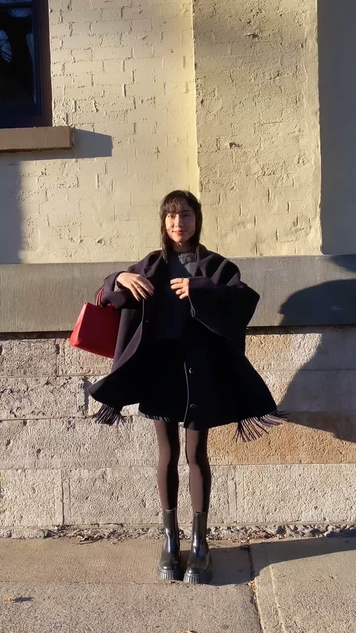 ベイカー恵利沙のインスタグラム：「🍂 Coat: @cosstores_jp  Boots & Bag : @camper_japan  Jewelry: @gypphy x Elisa Baker   コラボレーションジュエリーの受注受付はいよいよあと2日ちょっと🫶 11/20までとなります。💎 オーダーはプロフィールトップのリンクから、 または自由が丘店/グランフロント大阪店にてご注文頂けます💕 本当に沢山のオーダーをありがとうございます。🥲 みなさまに付けて頂けるのがとっても楽しみです♡♡♡  #えりさふく」