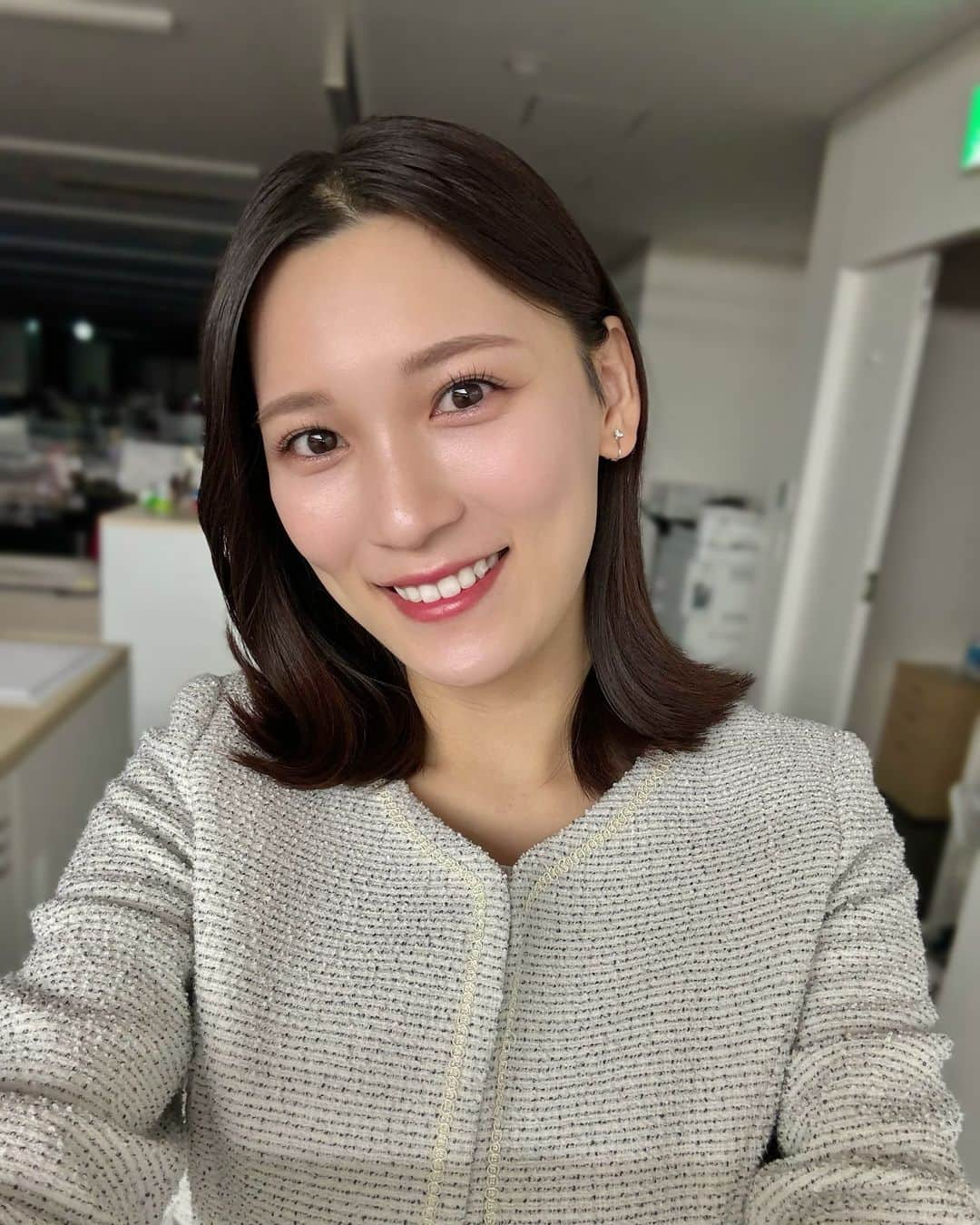 大竹彩加のインスタグラム：「. おはようございます🌞こんにちは🌞 頑張って目を開けて、起きてますよの顔です。  この時季の朝6時の社内は真っ暗で、 なんだかわくわくします💭 もちろん悪いことはしていません。     そして、午後2時30分からは HBCラジオ「ウチらの時代」🌈  今日は波多野アナとです🤲🏻 どうぞお付き合いください！                           #hbc #北海道放送 #hbcテレビ #hbcラジオ #札幌 #アナウンサー #大竹彩加 #ミディアム #セミロング #長め前髪 #かきあげ前髪 #外ハネ #ヘアアレンジ #骨格ウェーブ #ジャケット #ジャケットコーデ #オフィスコーデ #キレイめコーデ #ブルベ夏 #ブライトサマー #イエベ春 #ブライトスプリング #顔タイプフレッシュ#ピンクメイク #selfie #ラジオ #生放送 #ウチらの時代 #日常に彩りを加える日記」