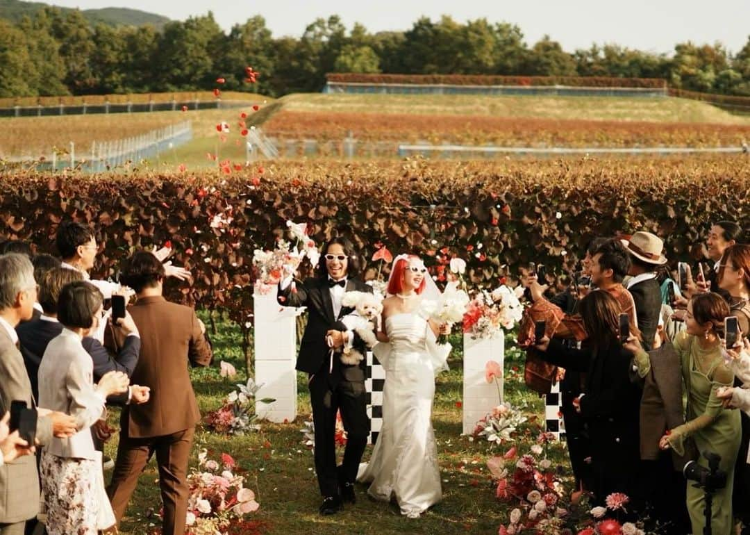 AMIさんのインスタグラム写真 - (AMIInstagram)「先日お天気にも恵まれ、 無事結婚式を挙げることが出来ました🌹 結婚式を終えてからも 何度も思い返しては、余韻に浸っております。 心が愛で溢れていて どう表現したらいいのか わからない程感激の気持ちでいっぱいです。 この日を家族全員で健康に無事迎えられたこと 皆様からの温かいご祝辞に改めて感謝申し上げます。  当日は、挙式が始まる前から泣いていて(写真は笑顔シリーズ)相変わらず泣き虫の私でしたが、 打ち合わせの時点で、結婚式を想像して泣いていたので、kennyもスタッフさんも理解してくれており、たくさんサポートしてくれました。 AYAちゃんからのサプライズ Best friendたちからのサプライズ Kennyからのサプライズ もしかして、 私は結婚式の半分以上何も知らなかったのかも知れません。笑  1年程前から打ち合わせを始め、ドレスの制作、6月にはイタリアのFirenzeで2人だけでの挙式、撮影を終え、全てはこの日に向けて打ち合わせを重ねてきました。 私達のためにたくさん時間を割いて動いて下さったワタベウェディングの徳永さん、スタッフの皆様、マネージャーさん、会場を作ってくれたスタッフの皆様、司会をしてくれたあつしさん、ライブをして下さったリッキーGさん、色々動いてくれていたayaちゃん。 そしてkenny。 準備は大変な事もありましたが、楽しんで迎えることが出来たのも全部kennyのおかげです。  お父さんとお母さん、 上京してから出会って支えてくれた大切な人達との時間が交差する瞬間は 夢を見てるような時間でした。 これまでの人生がフラッシュバックされて 自分がここに辿り着いた奇跡を感じながら。  人生で1番、幸せな日。  この先の人生の中で 何度もこの日のことを思い返すと思う。  みんなの笑顔。 お母さんの涙。 お父さんの涙。 あやちゃんの涙。 kennyの愛、全部。  私達の結婚式を 温かい空気に包んでくれた 支えてくれた大切な友達や仲間、関係者の皆様方。 近くで支え続けてくれた家族 ご列席して下さった皆様のおかげで 本当に優しくて温かい時間を過ごすことが出来ました。本当に本当にありがとうございました✨  これからも 感謝の気持ちを忘れず お互いを思いやり 1日1日を大切に 積み重ねていきたいと思います。  私達の結婚式のために ご協力下さった皆様に厚く感謝申し上げます。  まだまだ 載せたい写真がたくさんあるのでお付き合い頂けると嬉しいです♡  Special Thanks @espousal_wedding_event  @watabewedding   #AmiKennywedding」11月18日 12時00分 - amixxamiaya