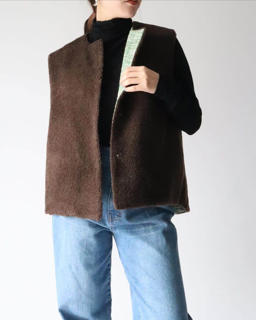 kittleさんのインスタグラム写真 - (kittleInstagram)「New arrivals  ⁡ Tweed reversible vest 裏がボアになっているのでとても暖かいベストです。リバーシブル仕様になっております。 とても軽くジャケットやコートに重ねて着るとおしゃれ度がUPするアイテムです。 ツイード素材の上品さとボア素材のカジュアルさが兼ね備えています。 ⁡ LINE友達追加すると、お得なクーポンや 会員様限定セールなどのご案内が届きます。 ⬇︎ https://lin.ee/Cc44uMv ⁡ #kittle #kittleto ⁡ 【𝗈𝗇𝗅𝗂𝗇𝖾 𝗌𝗍𝗈𝗋𝖾】 𝗁𝗍𝗍𝗉𝗌://𝗄𝗂𝗍𝗍𝗅𝖾𝗍𝗈.𝖼𝗈𝗆 𝖭𝖾𝗐 𝖺𝗋𝗋𝗂𝗏𝖺𝗅𝗌 →𝖤𝗏𝖾𝗋𝗒 𝖥𝗋𝗂𝖽𝖺𝗒 𝖯𝖬𝟩」11月18日 9時44分 - kittle_official