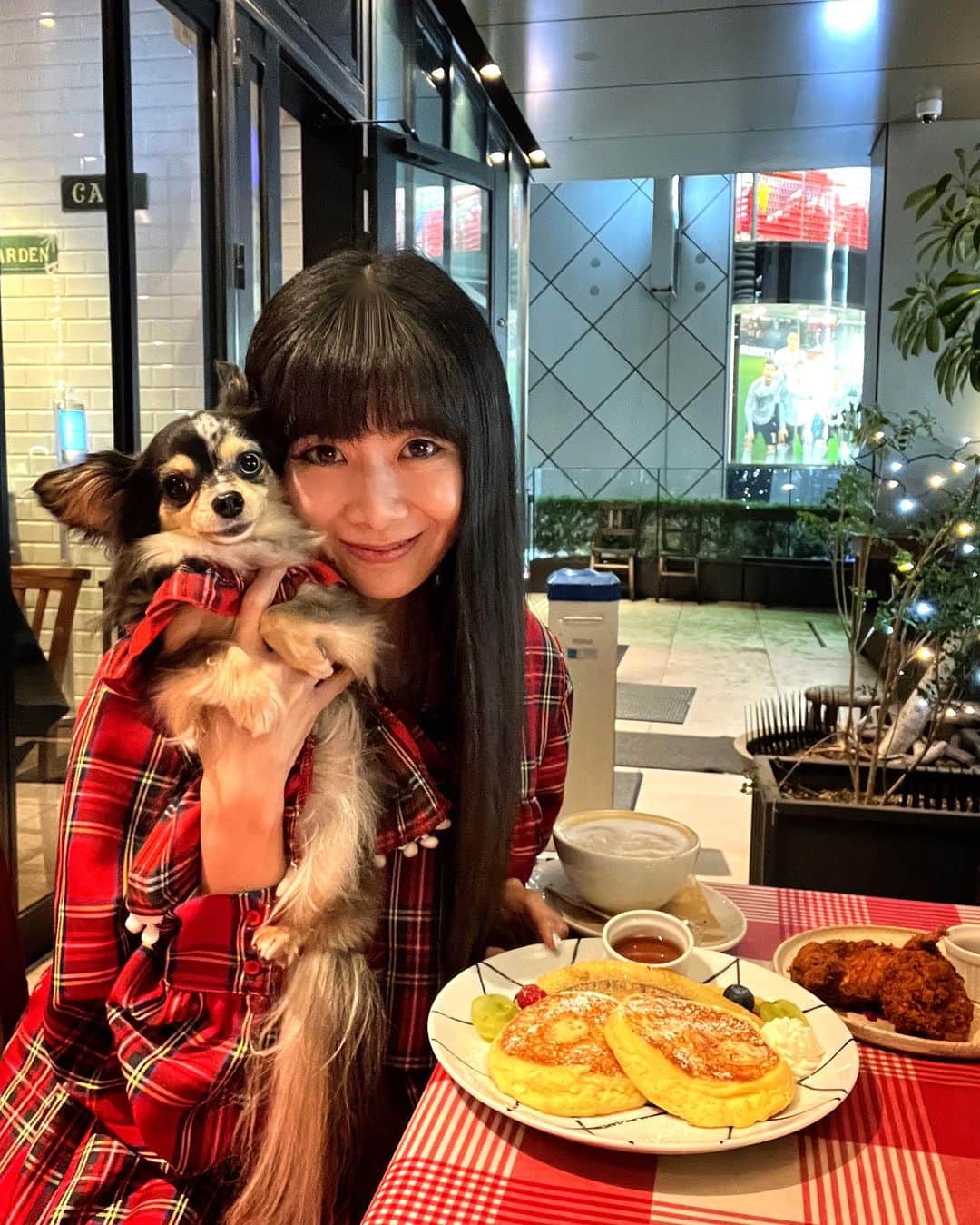 外村美姫のインスタグラム：「ロイヤルガーデンカフェ渋谷へ。 渋谷の街並みを臨める開放的なテラス席は実はわんこ同伴OKなんです。 我が子とパンケーキ＆カフェも叶っちゃう。カフェ、レストランどちらの利用も出来、名物のパンケーキも人気が高いメニュー。  リコッタチーズのパンケーキ　ベリーとキャラメルバター バターミルクチキン唐揚げ　ロメスコガーリックとメープルバルサミコ カフェラテと共に頂きました。  ふわふわのパンケーキもとても美味しかったけれど、カフェラテがボウルで提供され、味わい深くてのけぞる旨さでした。 バターミルクチキン唐揚げもスパイシーでソースとの相性も最高で。至福の時間が過ごせました。  こんなに美味しいお料理を愛犬と共に来店して頂けるなんて。渋谷の一等地だとなかなか叶わない夢が叶いました。 景色もとてもよく、夜は渋谷のにぎやかさから少し離れた様な、落ち着いた空間で、居心地もとっても良かったです。 ロイヤルガーデンカフェ様は他店舗も大ファンですが、渋谷も間違いなく、素敵なスポットでした。  ロイヤルガーデンカフェ 渋谷店 （Royal Garden Cafe） 東京都渋谷区宇田川町4-3 ホテルユニゾ　２F 03-5456-9026 ペットはテラス席のみ可 https://royal-gardencafe.com/shibuya/  @royalgardencafe Royal Garden Cafe Shibuya  #ロイヤルガーデンカフェ #ロイヤルガーデンカフェ渋谷 #PR  #パンケーキ #渋谷グルメ #渋谷デート #渋谷 #渋谷スイーツ #カフェ #カフェ巡り #カフェ活 #shibuya #tokyocafe #tokyosweets #pancake #sweets #外村美姫 #スイーツ #cafè #カフェ部 #カフェタイム #カフェ好き #カフェスタグラム #ティータイム #グルメ #カフェラテ #チワックスティファニー #犬ok #犬okカフェ #犬スタグラム」