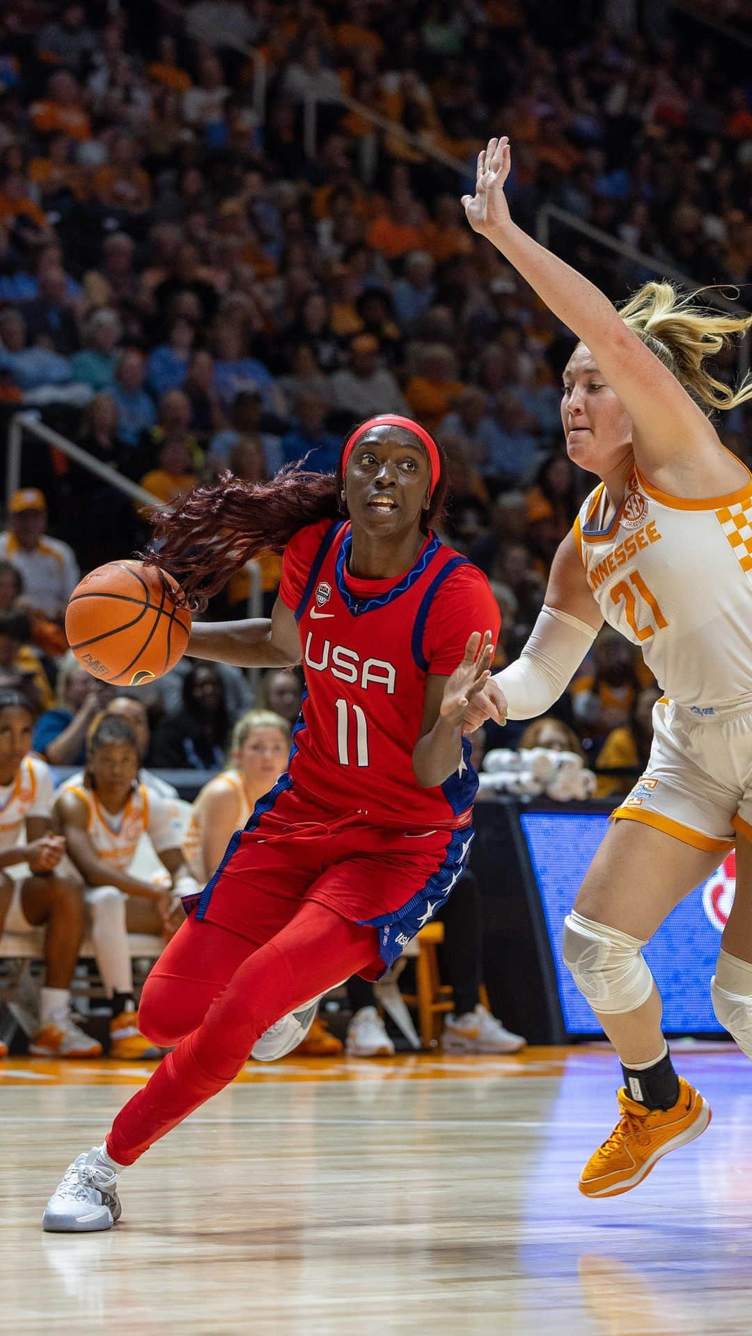 USA Basketballのインスタグラム：「Kah will be making no TikToks 🙅‍♀️  @_klc215 mic’d up for 🇺🇸 #USABWNT vs Tennessee is EVERYTHING 🙌」