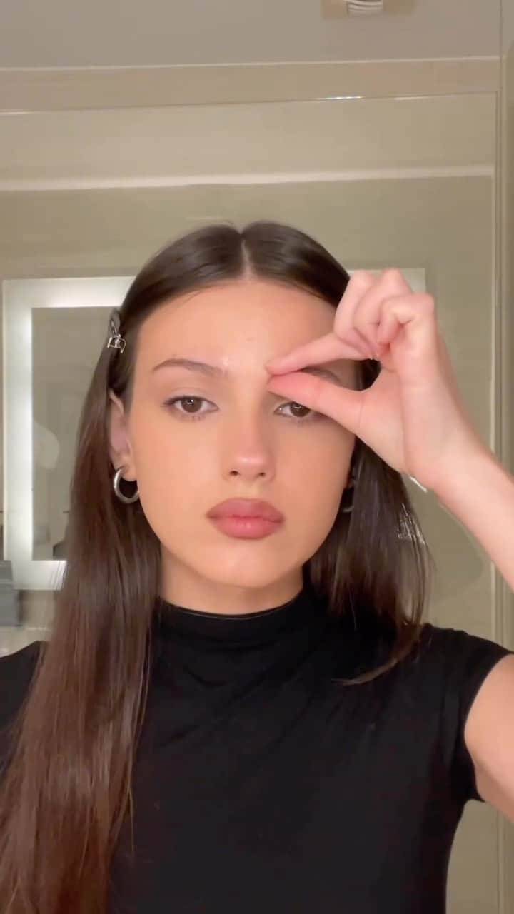 Anastasia Beverly Hillsのインスタグラム：「Thin brows without the commitment 👏🏾 @diana.avel (she/her) uses Brow Freeze and Brow Wiz to achieve this look! Let us know below if you’ll try it out! ⬇️  #AnastasiaBeverlyHills」