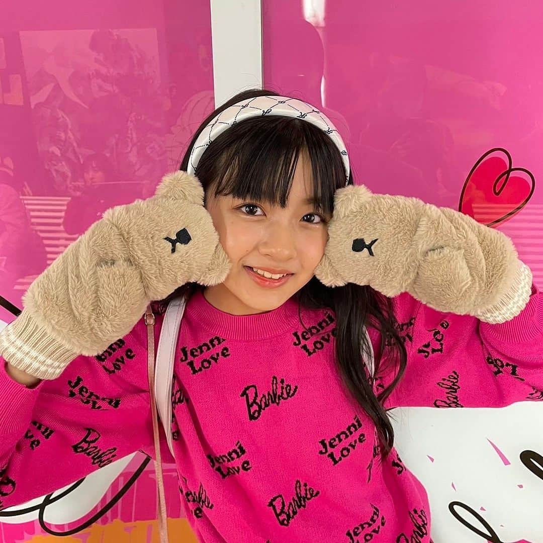 のインスタグラム：「ニコ☆プチモデルの安藤実桜ちゃんが遊びに来てくれた日🐻💖 ̖́-‬  アニマルしっぽモコモコ手袋をGETしてくれたよ🧤 寒い日が楽しみなるかわいさ🤍  みおちゃんたくさん使ってね🪄✨  #jennilove #ジェニィラブ #安藤実桜 #ニコプチ #🐻 #ミトン」