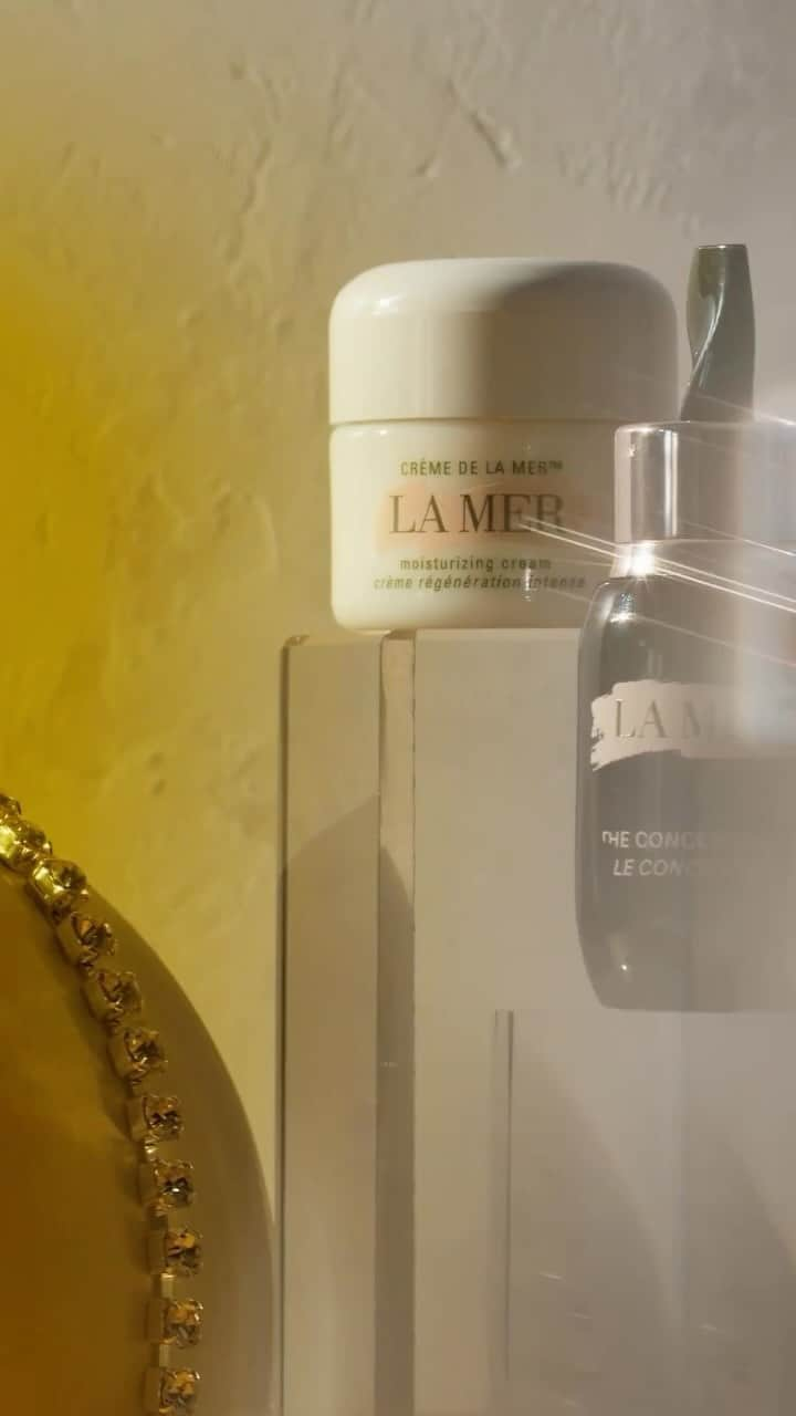 ドゥラメールのインスタグラム：「The glimmer of this duo has caught our eye. And this season, they’re sure to mesmerize your fellow skincare devotees. Shop The Concentrate and Crème de la Mer in sizes suited for everyone on your gift list.  #LaMer #LaMerSkincare #LaMerConcentrate #CremedelaMer」