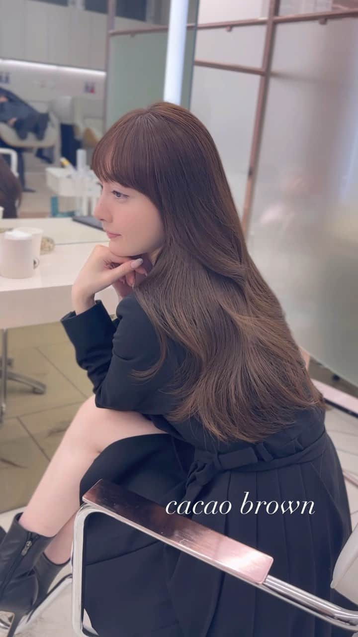高橋英昇のインスタグラム：「秋冬に人気のカカオブラウンです🍁 暗すぎたくなく艶が欲しい方にオススメです❤︎ オーダーの際に保存してお使いください✨ ˗˗˗˗˗˗˗˗˗˗˗˗˗˗˗˗˗˗˗˗˗˗˗˗˗˗˗˗˗˗˗˗˗˗˗˗˗˗ ⁡ ◌ @eisho_coa  ⁡ 前髪顔周りのどんな悩みも 是非ご相談下さい✨ ⁡ ☑︎流し前髪だけど要望と違う ☑︎前髪顔周りを切られすぎる ☑︎顔周りがなくて困っている ☑︎前髪が巻きづらく上手くいかない ☑︎変な毛がいつも前髪に出てくる ☑︎扱いづらくて困っている ☑︎おでこが狭くて悩んでいる ⁡ などなど 少しでも気になることは全てお聞かせ下さい✨ メモ持ってきても大丈夫です📝 ⁡ ˗˗˗˗˗˗˗˗˗˗˗˗˗˗˗˗˗˗˗˗˗˗˗˗˗˗˗˗˗˗˗˗˗˗˗˗˗˗ ⁡ ⁡ ◌ 料金 ◌ ・カット ¥8800 ・カット 𓂃 トリートメント ¥12100 ・カット 𓂃 カラー ¥17600 ・カット 𓂃 カラー 𓂃 トリートメント ¥22000 ⁡ ※初回のみ指名料+¥3300かかります。 2回目以降は指名料無料です。 ⁡ ⁡ 𓂃 よくあるご質問 𓂃 ⁡ ⁡ Q . 予約はどうしたらいいですか？ ⁡ ✎ プロフィールのURLからお待ちしております✨ ⁡ ⁡ Q . 場所はどちらですか？ ⁡ ✎ 東京都中央区銀座6-13-9 GIRAC GINZA 7F 【銀座駅5分、東銀座駅から徒歩3分】 ⁡ ⁡ Q . 投稿に可愛い子しか載っていないですが、 私が行っても大丈夫ですか？ ⁡ ✎もちろん大丈夫です。 僕のお客様は【3歳〜74歳】の 子連れ様から老若男女幅広いの方が ご来店してくださっております。 女性は必ず可愛くします！ 実は男性のカットも得意です。 最近ご紹介もかなり多いです✨ ⁡ Q . どんな美容師？ ⁡ ✎ お話するのが好きです✨ ただ施術中は技術に没頭する時があり その時はあまり話さなくなります✂︎ ⁡ Q . カウンセリングはしっかりしてもらえますか？ ⁡ ✎もちろんです！ 前髪顔周りの生え際、癖毛、割れめ、こめかみ、 頬骨、えら、丸顔、面長、りんかく などのお悩みもしっかりカウンセリングさせて頂いてから 施術に入らせて頂きますのでご安心ください✨ ⁡ ⁡ カットは【前髪】【ロングレイヤー】 が好きですが、 ミディアム、ボブ、ショート、 メンズカットも好きです。 巻きも得意なので、 知りたい方はなんでもお伝えします✨ ⁡ カラーはブリーチなしのワンカラーで 【艶感】【透明感】【くすみ感】が出るように 300種類以上の中から 独自の配合で調合しております。 ⁡ ストレートはダメージを最小限で抑えられるように かなりこだわっています！ 微アルカリ〜弱酸領域の範囲で施術するので 基本的に【ヘアカラー】と同時施術が可能です✨ ⁡ トリートメントはできるだけ長持ちできるように 【手触り】【質感】にこだわっています！ あとはアウトバスのヘアケアも重要なので 興味ある方はしっかり説明しています✨ ⁡ パーマは最近持ちの良いデジタルパーマが好きです。 熱処理する事で普通のパーマより持ちが良くなります。 僕の使う薬剤は基本的にダメージを最小限でかけるので コテを使って巻いても大丈夫です。 巻かなくても普段のスタイリングはかなり楽になります✨ ⁡ #銀座　#千葉　#前髪カット　#顔周りカット　#小顔カット　#おくれ毛カット　#顔周り　#前髪　#シースルーバング　#かきあげ前髪　#小顔に見える顔周り #小顔カット #似合わせカット　#おくれ毛　#前髪顔周り似合わせ」
