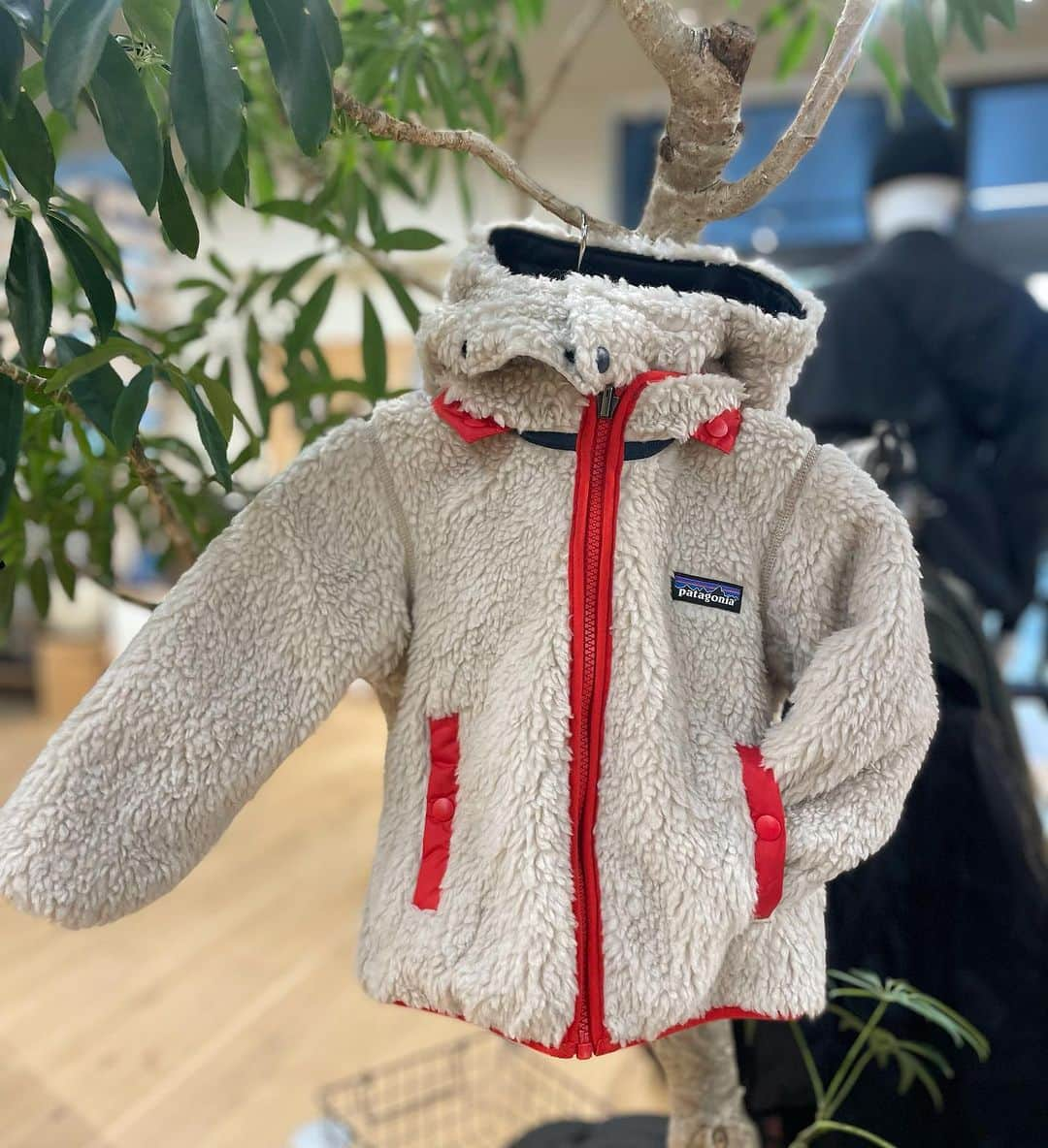 SUNDAY MOUNTAINさんのインスタグラム写真 - (SUNDAY MOUNTAINInstagram)「【Patagonia kids入荷してます】  可愛い Patagonia キッズ入荷してます♪  リバーシブルでとても便利♪  サーモグリーンのインサレーションを施した防風性シェルで可愛いお子様を寒さから守ってくれます。  リサイクル・ポリエステル100％のソフトな防風性シェル面と６ミリ厚パイル・フリース面を備えたリバーシブルのデザイン。  濡れても保温性を維持する100グラム・サーモグリーン・リサイクル・ポリエステル100％のインサレーション入り  取り外し可能なフード フルレングスのフロントジッパーハンドウォーマーポケット 両面にハンドウォーマーポケット付き  ▶︎patagonia  ▶︎リバーシブルトリブルズフーディ【ベビー】  #Patagonia #Patagoniakids #キッズ服 #アウター #camp #outdoorfashion」11月18日 10時12分 - sundaymountain