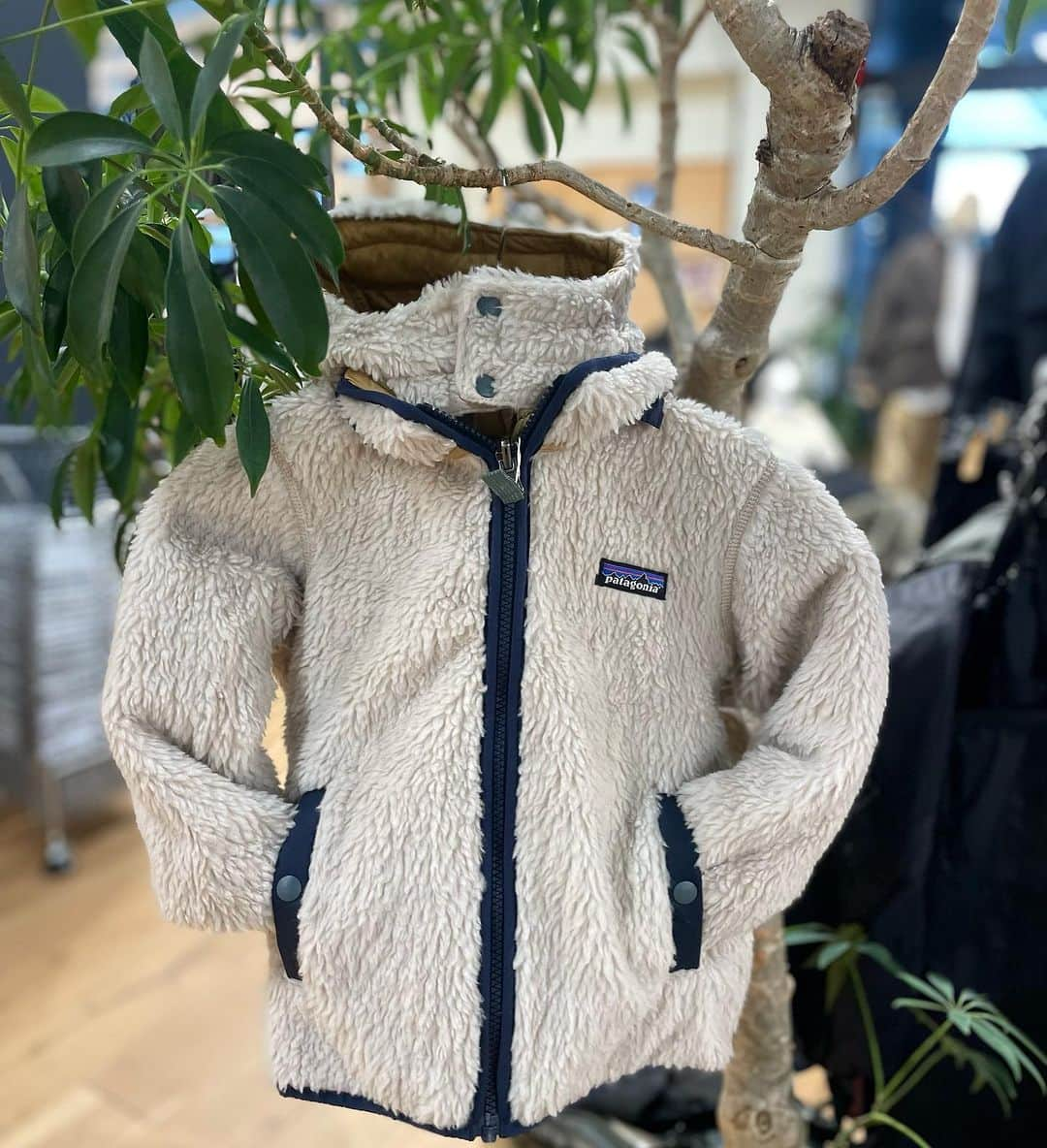 SUNDAY MOUNTAINさんのインスタグラム写真 - (SUNDAY MOUNTAINInstagram)「【Patagonia kids入荷してます】  可愛い Patagonia キッズ入荷してます♪  リバーシブルでとても便利♪  サーモグリーンのインサレーションを施した防風性シェルで可愛いお子様を寒さから守ってくれます。  リサイクル・ポリエステル100％のソフトな防風性シェル面と６ミリ厚パイル・フリース面を備えたリバーシブルのデザイン。  濡れても保温性を維持する100グラム・サーモグリーン・リサイクル・ポリエステル100％のインサレーション入り  取り外し可能なフード フルレングスのフロントジッパーハンドウォーマーポケット 両面にハンドウォーマーポケット付き  ▶︎patagonia  ▶︎リバーシブルトリブルズフーディ【ベビー】  #Patagonia #Patagoniakids #キッズ服 #アウター #camp #outdoorfashion」11月18日 10時12分 - sundaymountain