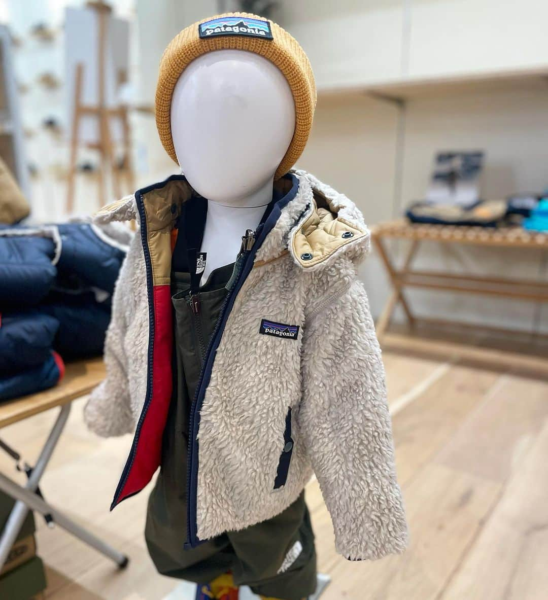 SUNDAY MOUNTAINさんのインスタグラム写真 - (SUNDAY MOUNTAINInstagram)「【Patagonia kids入荷してます】  可愛い Patagonia キッズ入荷してます♪  リバーシブルでとても便利♪  サーモグリーンのインサレーションを施した防風性シェルで可愛いお子様を寒さから守ってくれます。  リサイクル・ポリエステル100％のソフトな防風性シェル面と６ミリ厚パイル・フリース面を備えたリバーシブルのデザイン。  濡れても保温性を維持する100グラム・サーモグリーン・リサイクル・ポリエステル100％のインサレーション入り  取り外し可能なフード フルレングスのフロントジッパーハンドウォーマーポケット 両面にハンドウォーマーポケット付き  ▶︎patagonia  ▶︎リバーシブルトリブルズフーディ【ベビー】  #Patagonia #Patagoniakids #キッズ服 #アウター #camp #outdoorfashion」11月18日 10時12分 - sundaymountain