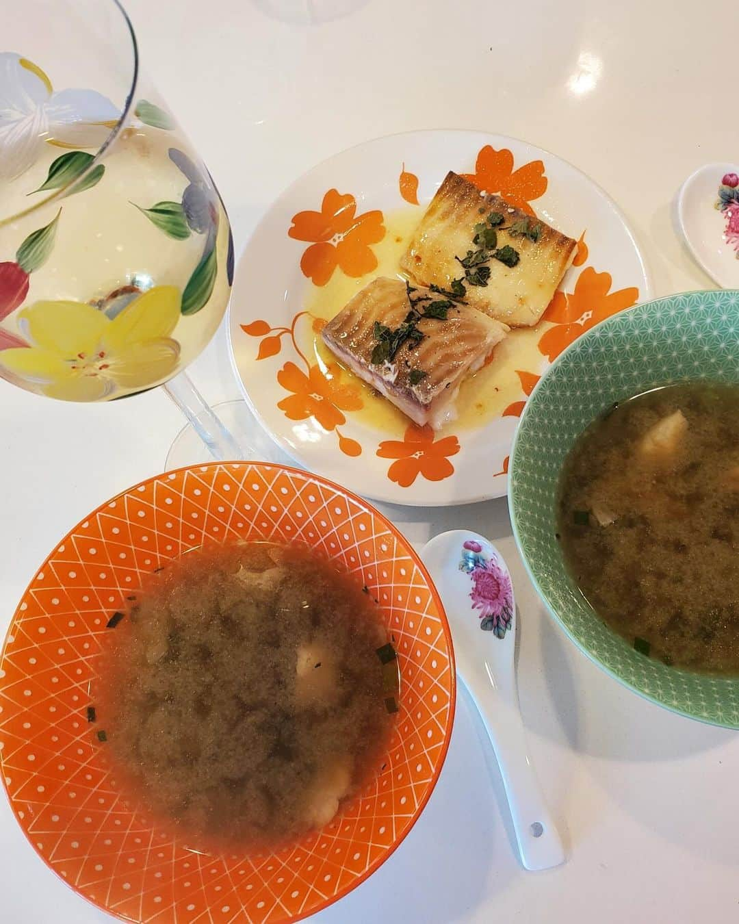 桃井かおりさんのインスタグラム写真 - (桃井かおりInstagram)「鯛のムニエルと鯛のスープ！食欲ない二人はここんところ朝粥、茶漬けが目一杯な日々。”今、生は自信ないな〜でも栄養とらないとな～”で買った鯛の刺身が急きょスープに、それでも多すぎて、ちょこっとムニエル。さすがお刺身用だけあって“美味すぎる〜もう一匹買わなかった？け？”でした🙄」11月18日 10時06分 - kaori_momoi