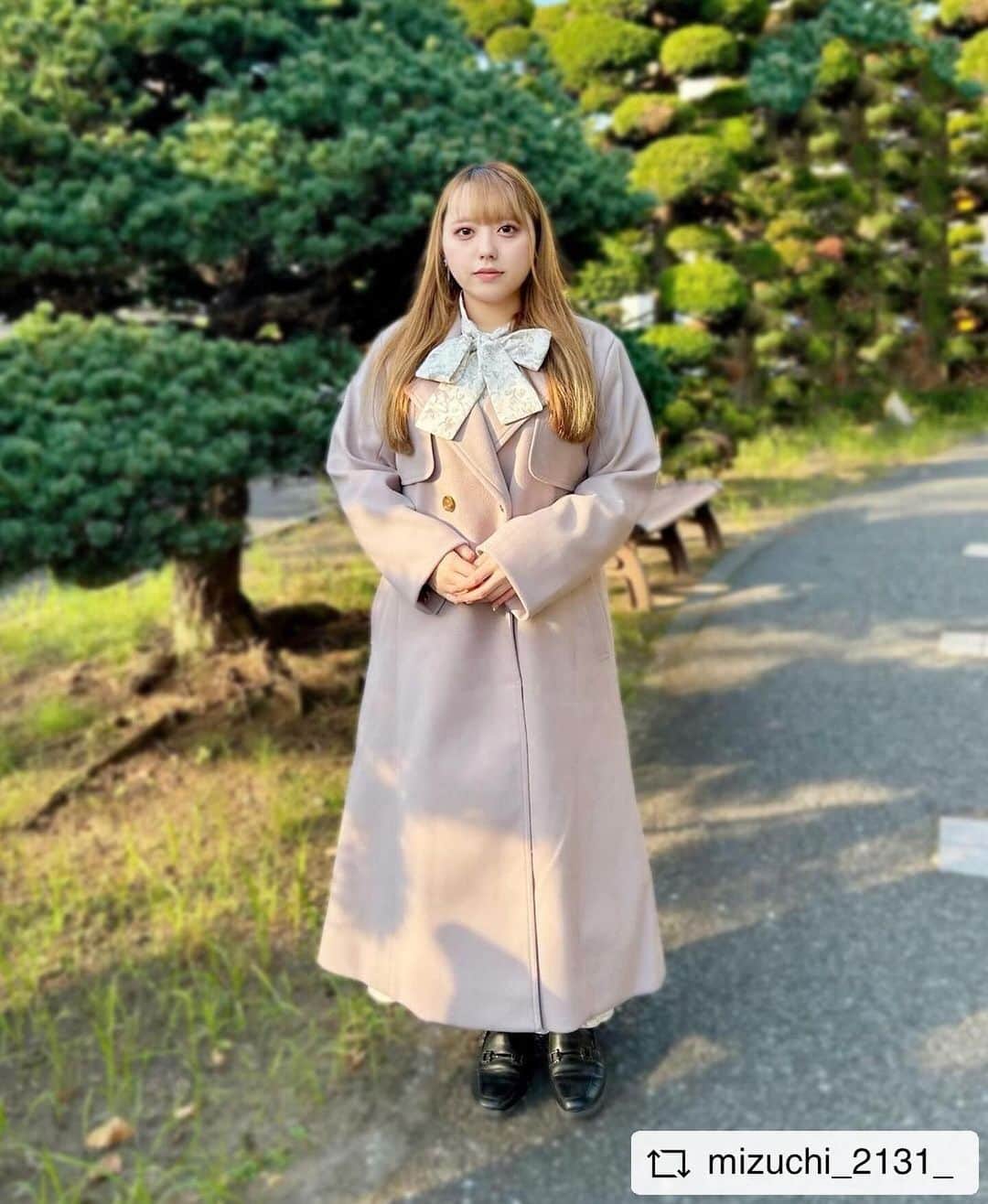ハニーズ公式のインスタグラム：「#Repost @mizuchi_2131_  • • • • • • @mizuchi_2131_さんの投稿です。 素敵な投稿ありがとうございます。  • • • • • •  @honeysofficial  トレンチ風コートは後ろでリボン結びにしたら後ろ姿も可愛く、 絞られるので細見えします😭しかもとても高見え🌹 スモーキーピンクの大人っぽい色味が好みすぎる💕  私の身長が153cmで着丈がLLで115cmです✨ ワンピースの身丈が120cmで裾からチラ見えするのも可愛い😏  素材はフェイクウールで『抗菌防臭』と、『静電気軽減』付きで とてもありがたい機能が盛りだくさんです！ web限定ですが3Lもあります🥰  首元がちょうど出るので、 ボウタイ付きのブラウスやワンピースが似合いますね💕  ダブル釦トレンチ風コート ・673044823844 ［LLサイズ・スモーキーピンク着用］  ・5340519147466 ボウタイワンピース ［3Lサイズ・アイボリー×チャ　着用］  #Honeys#花柄ワンピース#ファッションコーデ #ワンピースコーデ#トレンチコート#コートコーデ  #冬コーデ#大人フェミニン #秋コーデ #大人コーデ #ポートレート#ポトレ女子#低身長コーデ  #被写体#ファインダー越しの私の世界#ぽっちゃり女子 #プラスサイズモデル#プチプラコーデ    #ぽっちゃりコーデ#大きいサイズ#curvymodel #curvygirl  #ガーリーコーデ #plussizefashion  #棉花糖女孩#빅사이즈#plussizebeauty #モデル撮影 #フリーモデル」