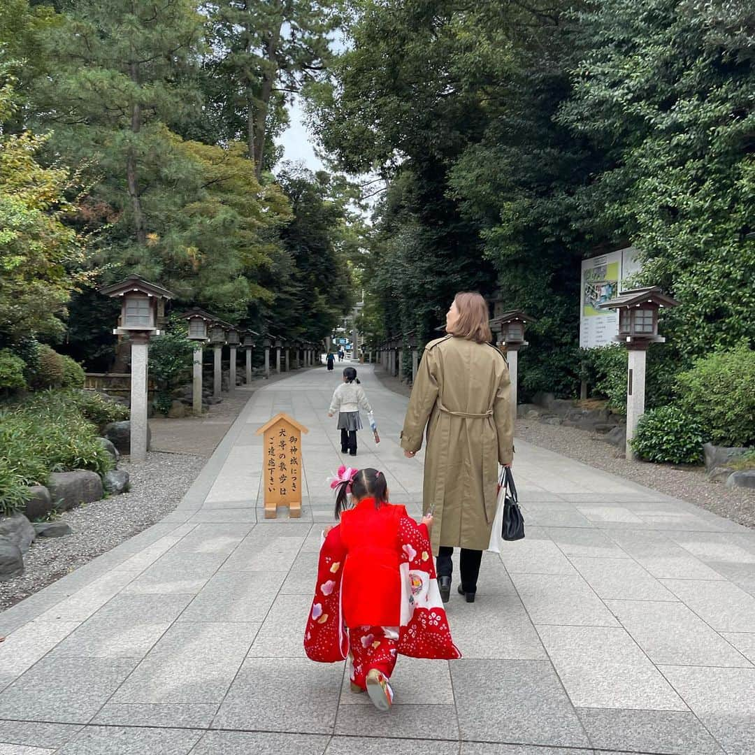 澤田泉美さんのインスタグラム写真 - (澤田泉美Instagram)「母が撮影してくれた家族写真です🩷 次女の髪飾り、被布、草履はわたしが使っていたもの🥰  皆様、おめでとうメッセージをくださり 本当にありがとうございました🥰🥰🥰  お誕生日当日は、次女の七五三詣りへ👘💕 母も、兵庫からやってきてくれました✈️  娘が、無事にここまで大きくなってくれたことと 母が、大事故から快復して横にいてくれたことが 本当に本当に感謝でしかなくて、御礼を伝えました。  去年のお誕生日当日は、いとこからの不在着信に （おめでとうのお祝い電話なんかいいのに〜🤣） なんて思いながら電話を折り返すと 駅前で母が車に撥ねられて救急車で運ばれたんだと言われ 本当に複雑な思いでした。  寝たきりスタートの3ヶ月の入院とリハビリ... コロナ禍で荷物の受け渡し以外面会はできず。 60を越えての坐骨など計5箇所の骨折。  そんな、孤独で激痛と闘いながらの過酷だった入院生活も めちゃくちゃ前向きに楽しもうとする姿に もう本当に凄すぎて...頭が下がりました。  入院2日目だったかに、やっと声を聞けた時のこと （母）「轢かれてすぐ、誰かが救急車をよんでくれててんけど、その時に“40〜50代の女性です！”て言ってくれてんのが聞こえて、心の中で“60代やねん”ってツッコミいれてもたわ...」とか笑  寝たきりになって、凹むどころか 他にも本当に色々と笑わせてくれました🤣  この人（母）にして、わたしあり！ 母の偉大さを感じたのでした！😂 越えられねえ壁だべ笑  誕生日当日からバタバタしすぎて 皆さんへのお返事が遅くなってしまいましたが すでに、充実した一年になりそうです笑  これからも、どうぞ宜しくお願いします🩷  #お誕生日#1115 #次女#七五三#寒川神社」11月18日 10時16分 - izumi.sawada