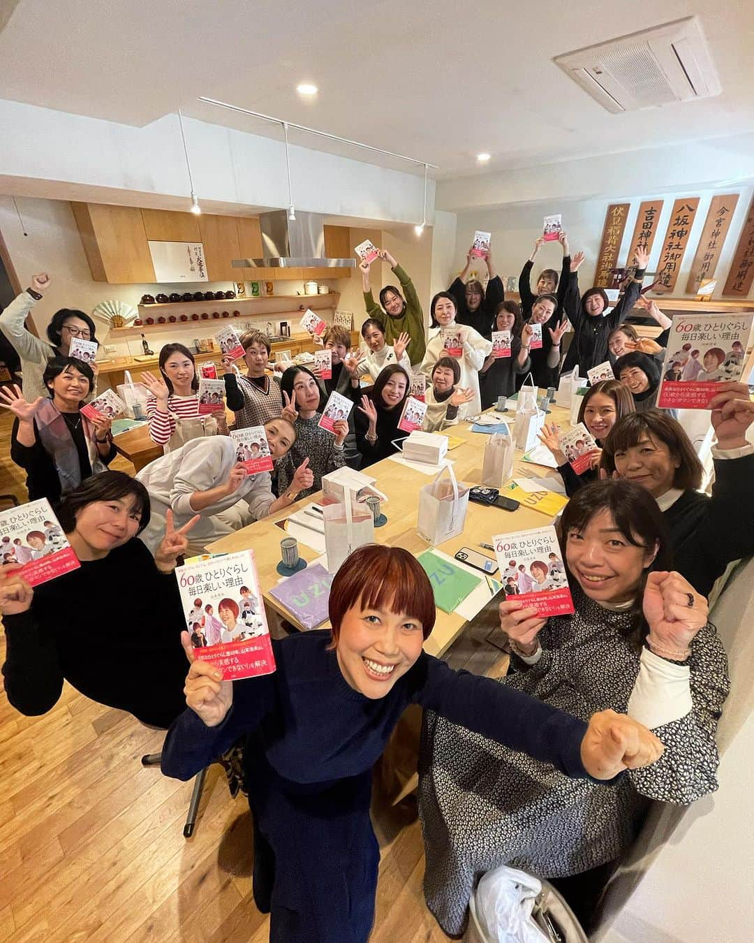 山本浩未のインスタグラム：「全国横断BOOKTOUR📕 ＠京都  芦屋からの京都は、創業120年 お出汁の「うね乃」本店で。 #采野佳子 ちゃんが考案した、お出汁とトマトジュースにパプリカとオリーブオイルをプラスした大人女性に嬉しい赤く温かいウェルカムドリンク🍅♥️  近所だからとお手伝いに来てくれた「sunao」の多希子さん。#チーム京都街中華 、小慢弟子会、みっちゃんビューティ軍団など心強い仲間たち。そしていつも応援して下さってる皆々さまとギュウギュウ&ニッコニコで楽しかったー😆  京都も満席御礼🈵 ありがとうございました♥️♥️♥️♥️♥️♥️  お昼にいただいたallounenoの野菜のお弁当🍙🥕🫛🥦🫑🌽🥒🌶️🍆🥔🧅🫚 美味しゅうございました  #60歳ひとりぐらし毎日楽しい理由 #60歳毎日楽しい理由 #日本全国ブックツアー #山本浩未のBOOKTOUR #ズカ姫チャート #京都 #おだしのうね乃 #アロウネノ #allouneno #uzufuloufushi #20neo  #sunao #kobako キャプションを入力…」