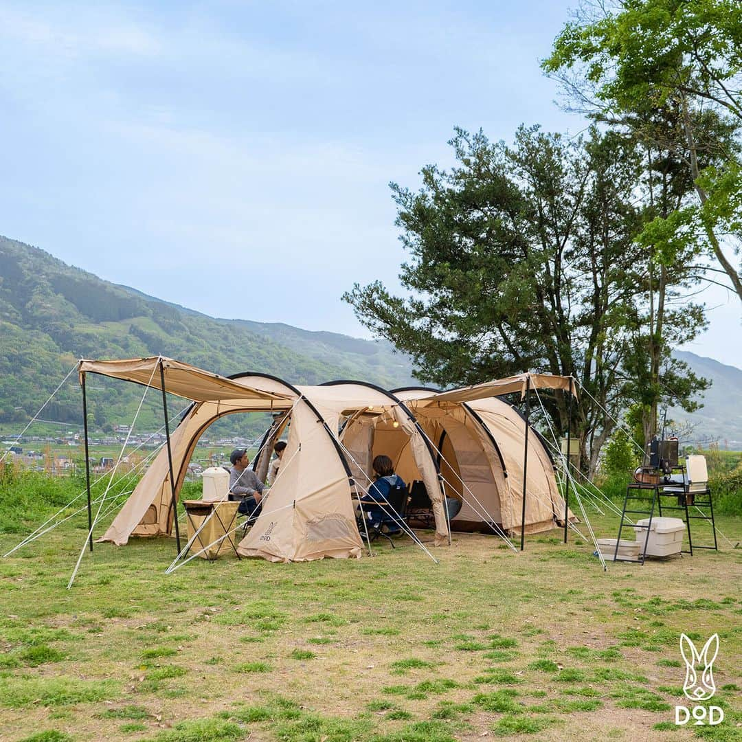 DOPPELGANGER OUTDOORのインスタグラム：「. \ せやねん！でご紹介いただきました📺/ . 本日放送された『せやねん！』（毎日放送・関西ローカル）内、かつみ♡さゆりさんの「メチャ売れ!!」のコーナーにてDODブランドや自慢の製品たちをご紹介いただきました！ ご視聴くださった皆さま、そして取材いただきましたかつみ♡さゆりさん（@katsumisayuri_sayuri）、ありがとうございます🥰収録めちゃくちゃ楽しかったです～🥰🥰 . メチャ売れアイテムの1つとしてご紹介いただいたのがこちらの #カマボコテント 1つ立てるだけでリビングと寝室が完成🙆‍♀️ 春夏秋冬いつでも使えて、さらに雨の日でもタープなしで快適に過ごせるオールマイティさが自慢のDODの人気NO.1テントです！ . チーズタープを併せた #チーカマスタイル → 涼しく過ごせて快適性UP #カマボコシアター や #カマザシキ などのオプション併せ → 楽しみ方の幅がぐんとUP  ....とアレンジによる伸びしろもたっぷり🙆‍♀️🙆‍♀️ . 大好評につき長らく抽選販売を実施していましたが、お求めくださる皆さまのご要望に応えるべく生産体制を強化。 今年より通常販売が実現し、現在下記ラインナップでDOD STOREにて好評発売中です🐰 . カラー：タン / カーキ / ブラック サイズ：S / M / L（※ブラックはL展開なし） 価格：S:62,700円、M:75,900円、L:88,000円 . ※投稿画像はすべてMサイズです。 ※Sは～3人目安、Mは～5人目安、Lは～7人目安のサイズ感です。 ※Lサイズはインナーテントが別売りです。 . #せやねん #メチャ売れ #カマボコテント3M #トンネルテント #2ルームテント #ファミリーテント #ファミリーキャンプ #秋キャンプ #冬キャンプ #dod #ディーオーディー #outdoor #アウトドア #ソトアソビ #camp #キャンプ #露營 #戶外 #캠핑 #디오디」