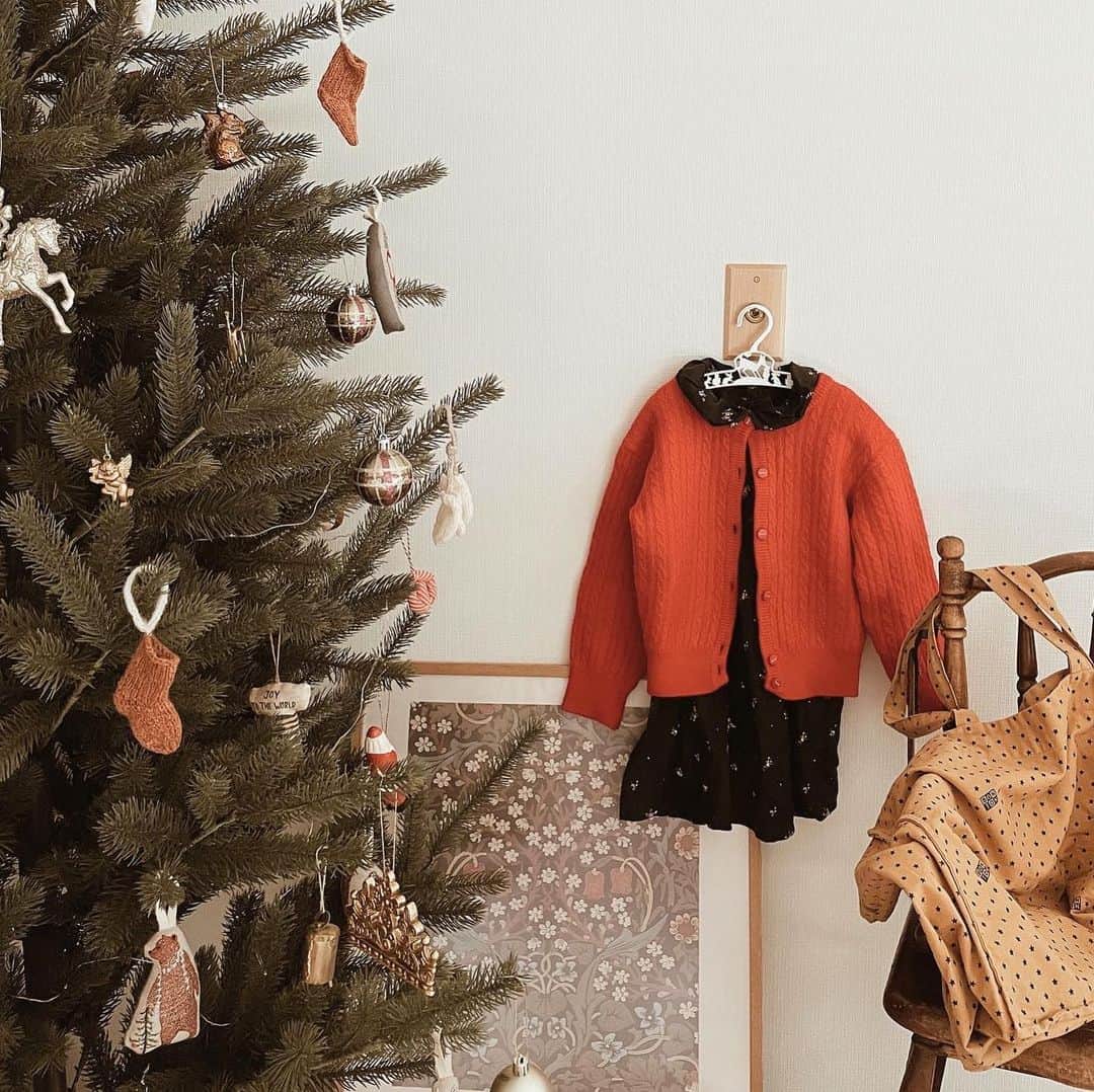 yuiのインスタグラム：「Holiday coordinate🎅🏼❤️ with @carryon_official   いろいろなブランドの ホリデーコレクションに あれこれ目移りしながらも🫣 キャリーオンでホリデーシーズンに ぴったりなお洋服を見つけたよ🔍  @bonpoint のブラック花柄ドレスと 気分が上がる真っ赤なニット🧶  クリスマスらしくて 最高にかわいい❤️  ついでに @bontonの 大きなトートバッグも発見したので つい買ってしまいました。  今回もまた、いい掘り出し物に出会えた♡ (お高くてなかなかプロパーでは 手が出ない🇫🇷のブランド 3点買っても6900円ほど...🤫)  キャリーオンは、 日本最大級の子供服の 買取・販売コミュニティで、 毎回同じこと言ってるけど 品揃えがとにかくすごい👏🏼  販売ははもちろん、買取実績も豊富なので サイズアウトしたこども服売りたいけど、 なかなか自分では面倒くさい、 時間がないって方におすすめ💫  大切な思い入れのあるお洋服を また誰かへと受け継ぐ お手伝いをしてくださいます🤝🏼  購入時に使える フォロワー様限定の 20%OFFクーポンあるので 使ってくださいね🔑  coupon code 「invite20」 @carryon_official  . . . . . #carryon#キャリーオン#pr#こどもふく#海外こども服#bonpoint#bonton #セカンドハンド#リユース#サスティナブル#女の子#女の子ママ#3y1m#海外こども部屋#海外インテリア#インテリア#クリスマス#クリスマスツリー#ホリデー#ホリデーコレクション#holiday#christmas#interior」