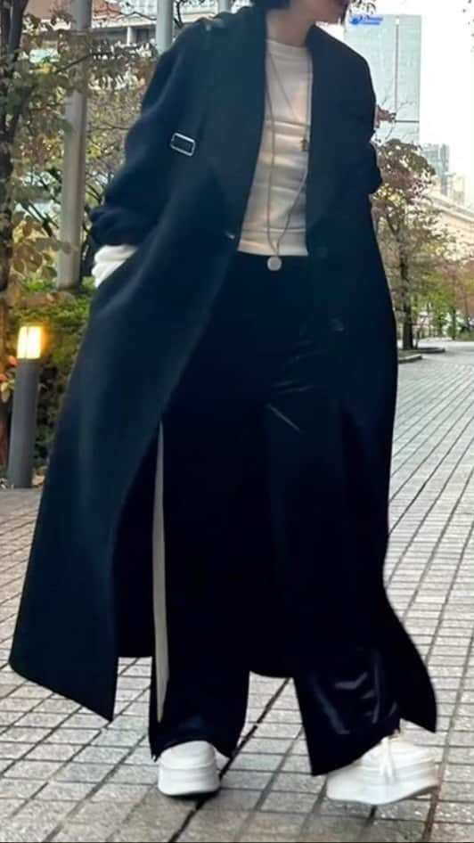 白幡啓のインスタグラム：「ボタンの止め位置で 印象がガラッと変わる styling/ ならではのアプローチで作られた軽〜〜いリバーコート😊 私はバサッと羽織る派です❤️」