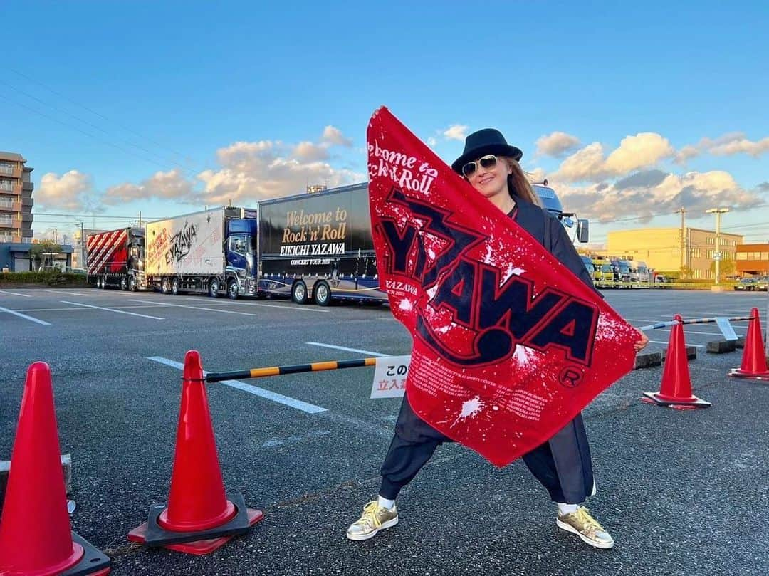 熊谷真実のインスタグラム：「2日目、 矢沢永吉さま 一日目で度肝を抜かれて腑抜けになった私に喝を入れるようなもっともっとの2日目公演。  bossは疲れ知らずで全力で歌ってくださいました。  同じ浜松にいて，1日目のステージを終えて  浜松のどこかのホテルで過ごし，私も普通の一日を過ごして、5時に観に行く。  みんなに同じ時間を与えてくださってる。 その時間を使うのは自分。  こんなに偉業を果たしてるひとがいるなら、  あたしも少しでも近づきたい。 今回のBOSSの公演、私に色々な事を教えてくださった、  私の席の前に1人で来ていたかた。 始まる前までこくりこくりと寝てたような気配。  始まった途端立ち上がってそれぞれ我を忘れるほどの応援！ えいちゃーーーん！  全ての公演が終了したとき その彼が一言  ボスがステージ降りるまで死ねねえな。  わたしはおもわず  そうですよね 本当に そうですよね。  と。 それだけの会話だけど  そう、  ボスのファンはみんなそうなんです。  今回も最高のステージありがとうございました！！  追進  2枚目の写真の帽子をかぶってお揃い服を着てるのは友人。笑笑 キメキメで参戦の友人に嬉しくなりました！！  #矢沢永吉 #熊谷真実 #矢沢永吉浜松アリーナlive」