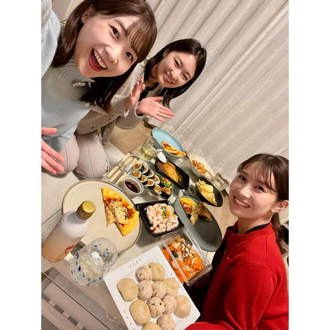 西尾菜々美のインスタグラム：「🤍  仕事帰り半額シールが貼られているお惣菜にキャッキャして いつの間にか始まっていた街のイルミネーションに 「もうそんな時期かぁ🎄冬だね🎅🏻」 とテンションが上がった 幸せな金曜日🥰  皆さん素敵な週末を🕊️  #メーテレ #アナウンサー」