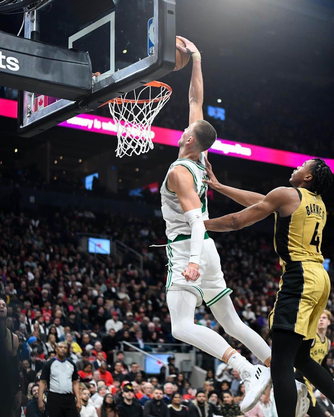 ボストン・セルティックスのインスタグラム：「Shaking the rim 💥」