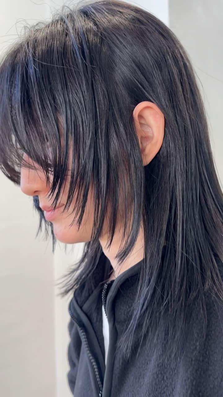 Sachiのインスタグラム：「for Manami  W balance 🎀  お顔まわりは短めのデザインがポイント。 ツヤとシンプルなスタイリングのバランスが美しい。  +ざくっとニット帽と合わせたり** きゅっとタイトになった毛先がシャープに動いて可愛い。 winter moodにポイントのあるバランスhairが素敵です。」
