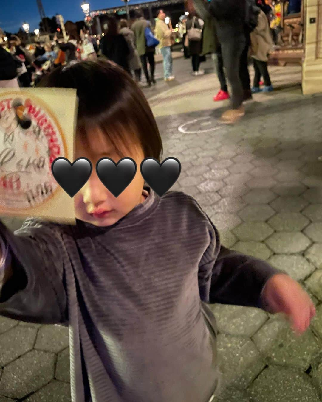 岸野里香さんのインスタグラム写真 - (岸野里香Instagram)「Disneyいろいろ🖤🖤🖤  5歳と2歳連れて行くにはベビーカー2台が 調子良かったです🧐 マーメイドラグーンにずっといた🔮💎 動きまくりでブレてまともな写真がない🤭💦  40周年行けてよかったなぁ🏰🧚🏻‍♂️」11月18日 10時47分 - rikakishino_official