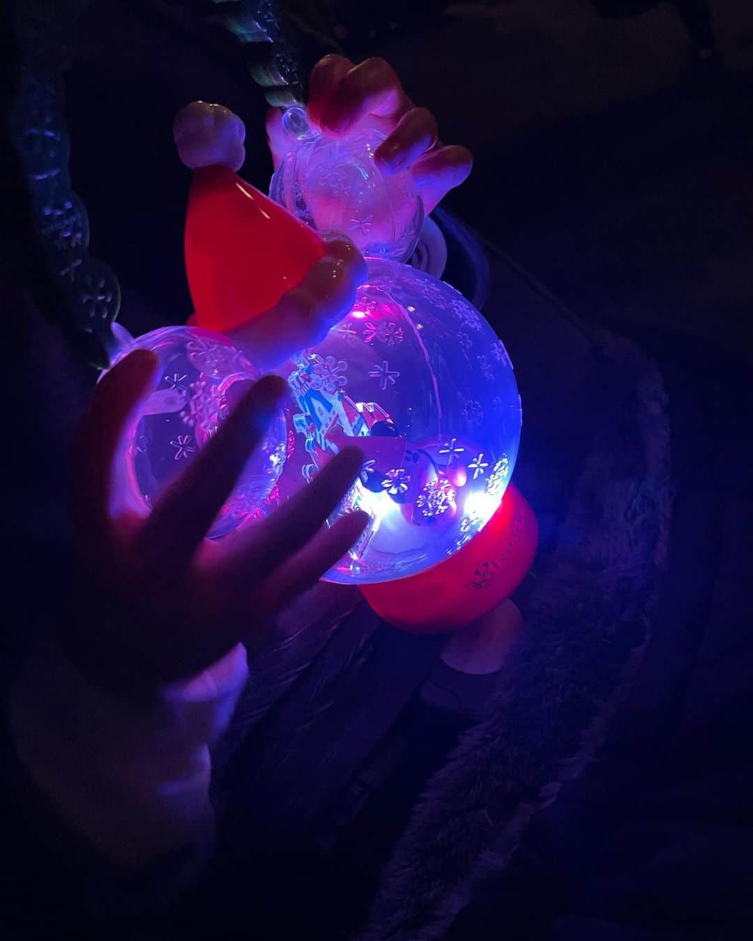 岸野里香のインスタグラム：「Disneyいろいろ🖤🖤🖤  5歳と2歳連れて行くにはベビーカー2台が 調子良かったです🧐 マーメイドラグーンにずっといた🔮💎 動きまくりでブレてまともな写真がない🤭💦  40周年行けてよかったなぁ🏰🧚🏻‍♂️」