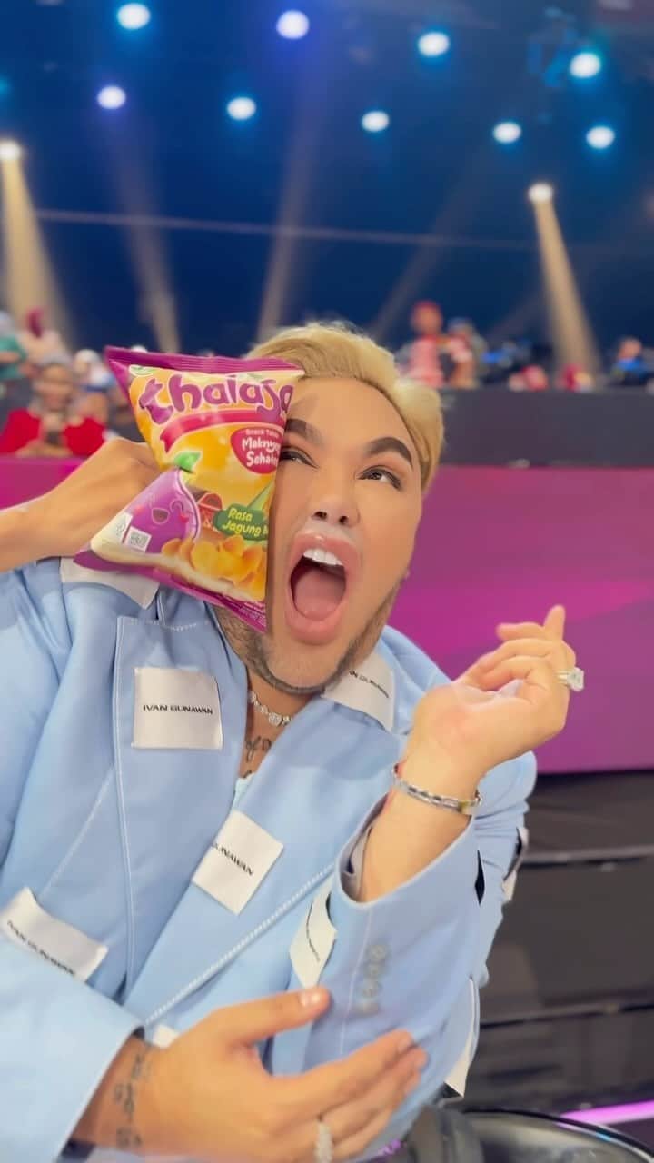 Ivan Gunawanのインスタグラム：「Rasakan kelezatan dan kesehatan dalam @thalasa.snack keripik talas penuh serat, antioksidan, protein, dan vitamin.  Cemilan sehat yang menggoda dan bergizi. Dan sekarang ada Promo Istimewa Beli 2 Gratis 1 hanya di @alfamart.  Nikmati kelezatan yang sehat sekarang!  #thalasasnack #snacksehat #keripiktalas #maknyos #sehatossss」