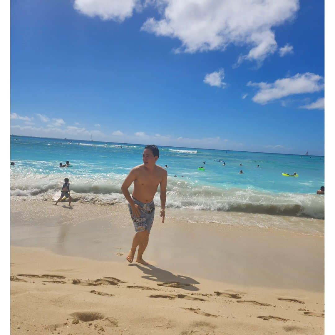 福川雅顕さんのインスタグラム写真 - (福川雅顕Instagram)「. ハワイのおもひで . こうやったら脚長効果なんだよー って色々指示されたポーズがあり得ないくらい二重顎だったり . ハイチーズ！ってしゃべると写真撮れるんだよーって 全然反応しなくて やっと撮れた一枚がしかめっ面だったり . @kiwamusan か初めてのワイキキの波に怯えたし . @naokotani___ のお股の夕陽が綺麗だったし . @maki_kiriyama モデルの逆光のシルエットはやっぱり綺麗だなと気づいたし . ハワイのゆっちゃんはやっぱり旨かったし . @mother_inc の購入ギフトがあり得ないくらい使えたし @akihigashihara  ありがとー、ハワイでこれしか使ってないw . 禁煙始めよ！！ って買ったリキッドが実は全てにニコチンが入ってて 喫煙スタートしてまってたり . 帰国日まで早朝から @hiromu.1998 @kiwamusan とランニングしたり . あー楽しかった . . #Hawaii  #エモいを狙えないおじさん #Galaxyの機能を使いこなせてないおじさん #ビーチ #サンセット #ゆっちゃん #来年もいこ#アウトリガー さん #ビーチコマー さん #HIS さん ありがとうございましたwww」11月18日 10時48分 - masaakifukugawa