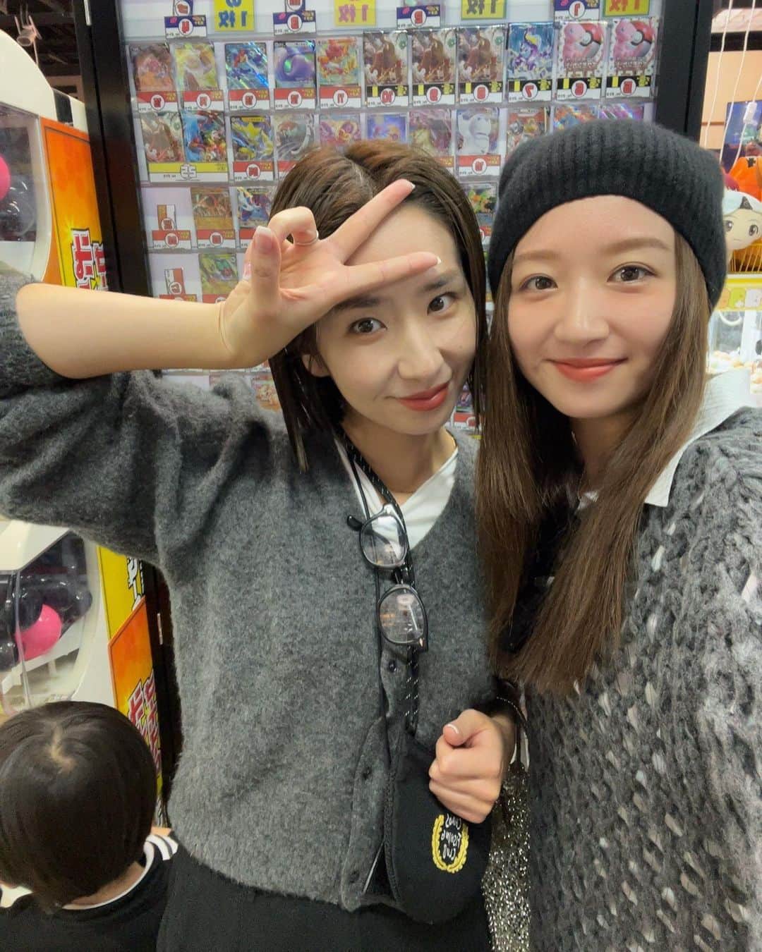 鹿沼憂妃のインスタグラム：「駄菓子屋さんて 何歳になってもやめられない…🥺♡ 先週はうたぴとりんりんとお台場デート からのおーちでまった~り楽しかったぁ🌼 . #うたしか #グレーな女たち #駄菓子大人買い」