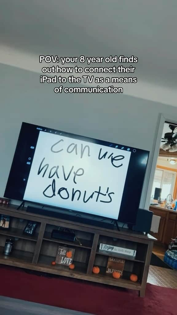 Kids Are the Worstのインスタグラム：「What does the donut have that you want? The donut’s sprinkles?  😉😉  Still super impressed that an 8yo knows how to cast these messages onto the tv. I would get donuts, for sure.  From TT-talonnicholle #kidsaretheworst #apostrophesarehard #pluralnotpossessiveistricky when you’re 8…」