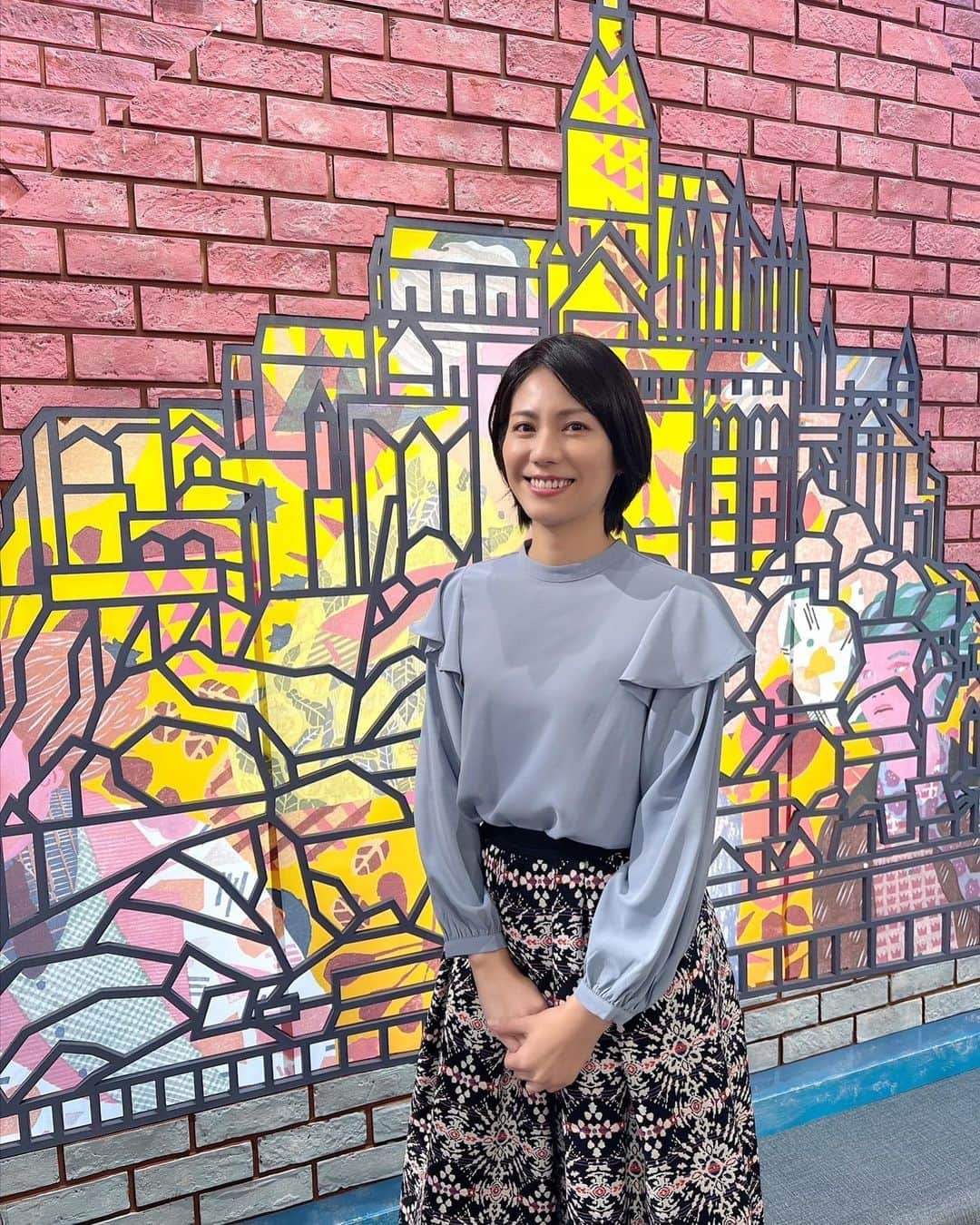 松下奈緒のインスタグラム：「皆さんこんにちは☀️ 本日も「旅サラダ」をご覧いただきありがとうございました。  わたしもうどん大好きなので、香川県また行きたいなあ〜。 以前、ドラマの撮影で行った小豆島のオリーブハマチも美味しかった思い出があります。  そして、スイスの旅！！あの景色は本当に素晴らしいですね！ 列車にもいつか絶対に乗りたいです🇨🇭  今日も寒いですが暖かくして素敵な週末をお過ごしください。  #旅サラダ #松下奈緒  <衣装> ブラウス#marvelousbyPierrot スカート#doublestandardclothing  イヤリング #VENDOMEBOUTIQUE」
