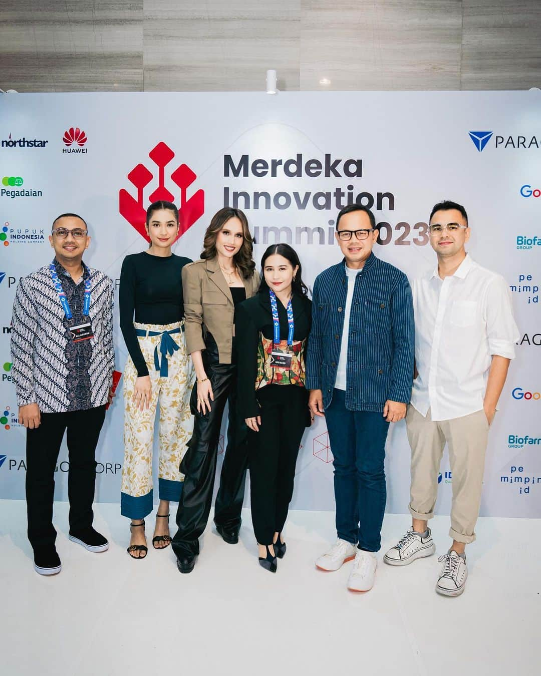 Prilly Latuconsinaさんのインスタグラム写真 - (Prilly LatuconsinaInstagram)「Merdeka Innovation Summit 2023 senang sekali saya bisa hadir sebagai pembicara bersama tokoh dan teman-teman yang juga menginspirasi.   Pada kesempatan kali ini saya berdiskusi soal peluang yang bisa didapatkan anak muda pada industri kreatif dan harapan saya terhadap inovasi dan kolaborasi yang bisa dilakukan kedepannya antara perguruan tinggi dan pelaku Industri. Saya yakin Universitas di Indonesia merupakan wadah mahasiswa-mahasiswi yang mempunyai talenta luar biasa dan punya mimpi yang tinggi. Jadi saya sangat menunggu mereka yang ingin terjun ke industri kreatif terutama film.   Terima kasih sudah mengundang saya! senang ketemu para Dosen dan para mahasiswa yang hadir. 💙」11月18日 10時44分 - prillylatuconsina96