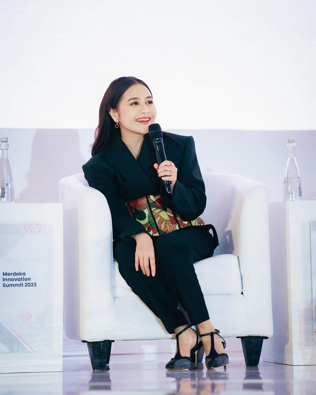 Prilly Latuconsinaのインスタグラム：「Merdeka Innovation Summit 2023 senang sekali saya bisa hadir sebagai pembicara bersama tokoh dan teman-teman yang juga menginspirasi.   Pada kesempatan kali ini saya berdiskusi soal peluang yang bisa didapatkan anak muda pada industri kreatif dan harapan saya terhadap inovasi dan kolaborasi yang bisa dilakukan kedepannya antara perguruan tinggi dan pelaku Industri. Saya yakin Universitas di Indonesia merupakan wadah mahasiswa-mahasiswi yang mempunyai talenta luar biasa dan punya mimpi yang tinggi. Jadi saya sangat menunggu mereka yang ingin terjun ke industri kreatif terutama film.   Terima kasih sudah mengundang saya! senang ketemu para Dosen dan para mahasiswa yang hadir. 💙」