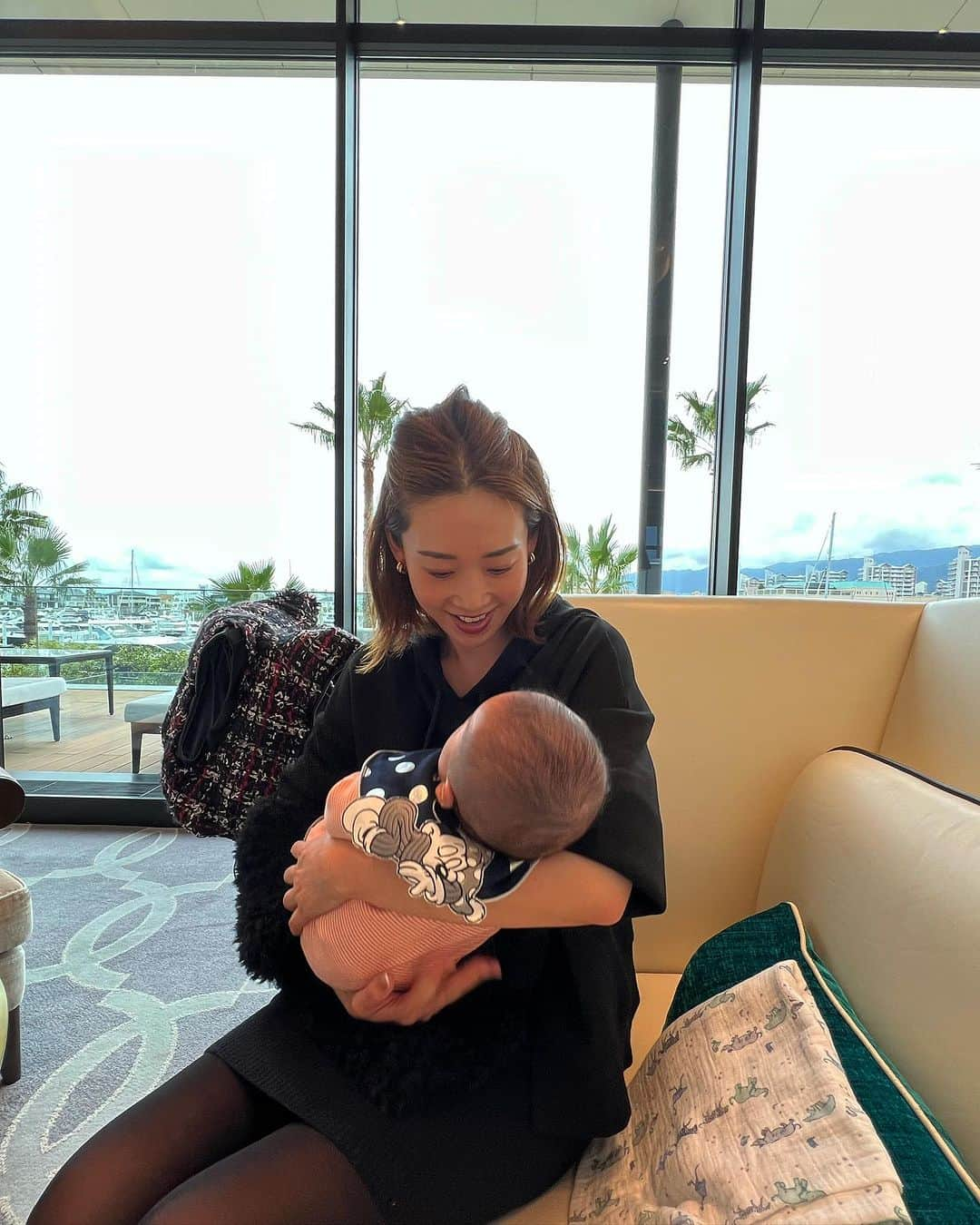 川島幸美さんのインスタグラム写真 - (川島幸美Instagram)「まさおママ&Babyに会ってきたよ🤍👶🤍 改めておめでとう㊗️  どんな表情も可愛すぎて、 ぷにぷに感がたまらない笑 すくすく大きくなってね✨  ほんとに産んだの⁈ってくらい変わらず美しく、 産後2週間で元通りの体型ってさすが🫶  この日も私が以前デザインしたお洋服着てくれてて、WRINNを始めてからもいつも新作をチェックしてくれて 嬉しい🧡 いつもありがとうね😉」11月18日 10時45分 - yukimikawashima