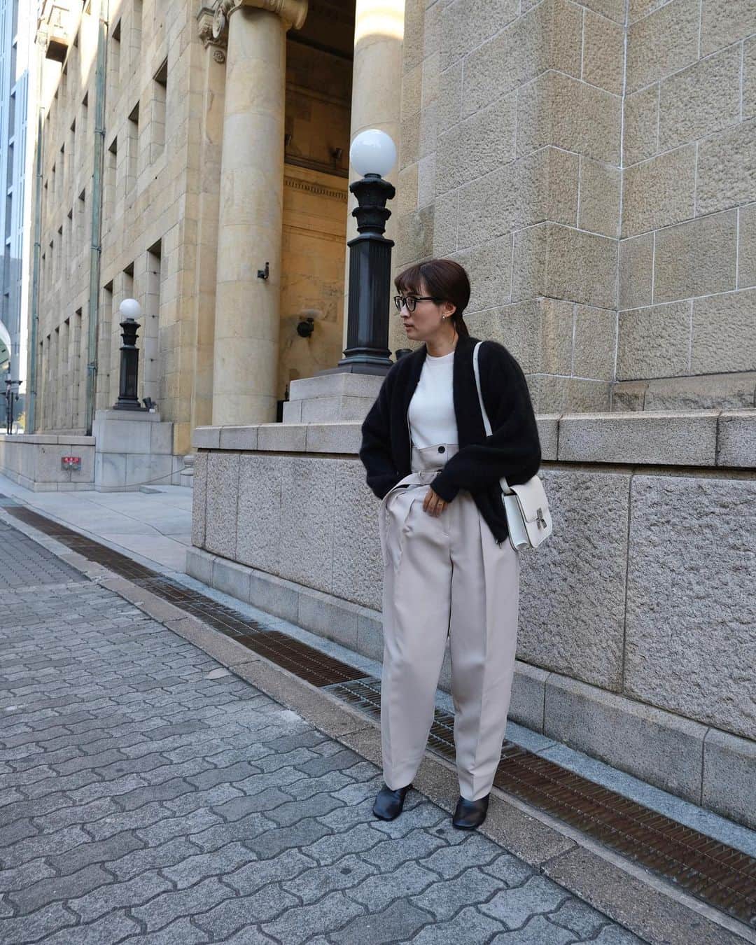 Hiromi Ｍaedaのインスタグラム：「まだまだブルゾンやカーディガンの出番が多い近頃! @ctplage_cta_paris_japan のニットブルゾンもその一つ🧶  ウール100%で軽くて暖かい上に静電気防止加工を施されているので重ね着もしやすくて嬉しい☺️  11/18(10:00-18:00) 11/19(10:00-17:00)まで 広尾/canvas tokyoにて開催中のC.T.plage cafeで、2024ssの商品を展示されているので、 #ctplage さんのニットを気になっておられる方はぜひ☕️♡」