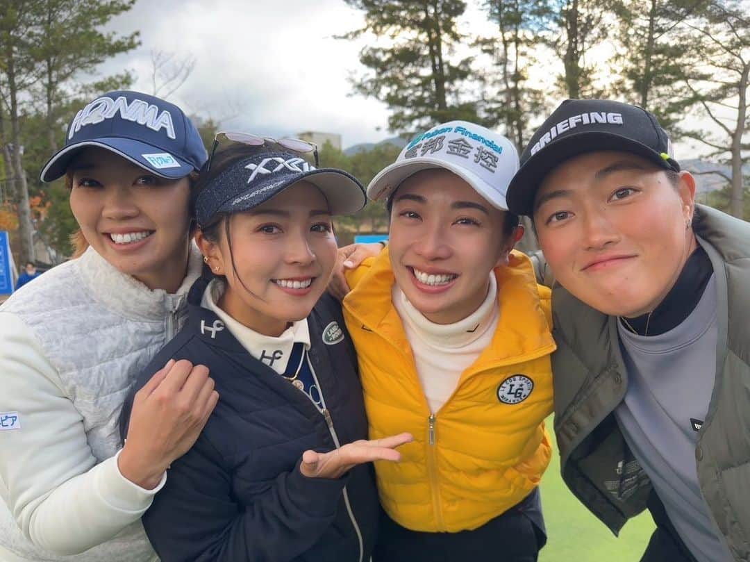 工藤遥加のインスタグラム：「フェービーお疲れ様👍🏻 日本の試合最後ということで、ホールアウトみんなで待ってハグした時は感動しました。  同級生どんどんいなくなっちゃうけど、それぞれの人生を応援できる関係性がとても誇らしく好きだなと思います。  ゴルフをやっていたから出会えた大切な仲間達。  これから先も切磋琢磨してやっていこうね。  ずっと友達👍🏻🔥  @phoebe.yao   #エリエールレディース」