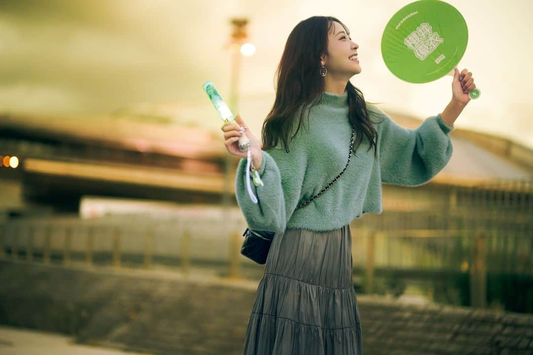 美人百花のインスタグラム：「11月18日《毎日レディコーデ》このコーデにときめいたら💚をください✨  イベントがある日はカラーニットであったか可愛く🫶  アイテムの詳細はこちら🌸  ニット¥8,910 #AndCouture スカート¥27,500 #FRAYID ピアス¥8,690 #オクト　 リング¥2,400  #ヘンカ バッグ¥2,990 #神戸レタス  ☑️みんなのレディコーデ みなさんの今日のコーデを #みんなのレディコーデ をつけて投稿してください💖 素敵なコーデは、美人百花webサイト「美人百花.com」に掲載させていただきます。  #美人百花 #毎日レディコーデ #アラサーコーデ #フェミニンコーデ #美人百花コーデ #フェミニン好きと繋がりたい　#櫻井優衣 さん #櫻井優衣推しと繋がりたい #フルーツジッパー #ふるっぱー #推し活 #コンサートコーデ」