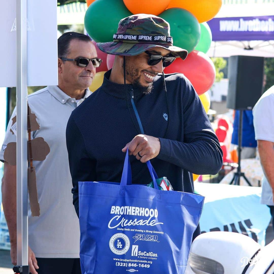 Los Angeles Dodgersのインスタグラム：「The @dodgersfoundation, @bhcrusade and Mookie Betts’ @5050foundation teamed up to distribute 1,500 turkeys, desserts and other Thanksgiving fixings to families in South Los Angeles.」