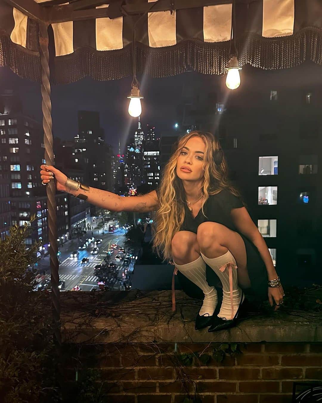 のインスタグラム：「Nobody was hurt during the taking of this photo so save it. Also I love NYC ❤️🥹」