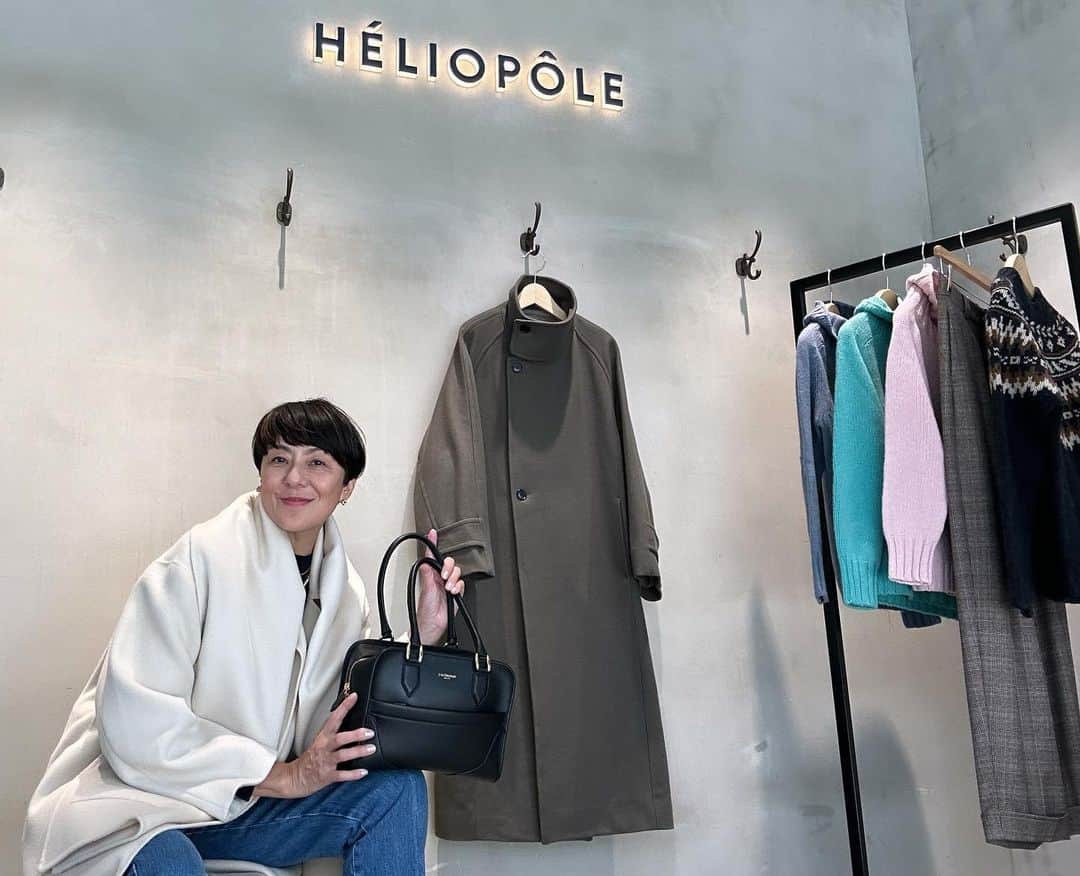 のインスタグラム：「☺️ おはようー東京は気持ちの良い1日になりそうです！すっかり秋めいて来たね！先日大好きな代官山、エリオポールに行って来たー30年以上同じ場所にあるショップ！昔から良くいくショップの1つ😉今年の秋冬も80'Sを意識した素敵ならアイテムなエレガントなアウターが沢山揃っていて楽しかった❤️やっぱりさ外に出かけて！洋服みるのは楽しいね！詳しい様子は近日中に#rikacolife  #YouTube で公開するからお楽しみー❤️では皆さん今日もhappyにお過ごし下さいませ〜😉 . 私は長男.樹也の舞台稽古が押し迫っているのでなんや、かんや、😀今日は稽古場に行って色々打ち合わせをしますーそして次男の蓮は昨日からApple TVでドラマシーズン1がスタートしました！モナーク！GODZILLA！ . 家族 3人頑張りまーす　❤️ではまた明日👍 #ootd  #秋冬コーデ  #大人カジュアル  #❤️」