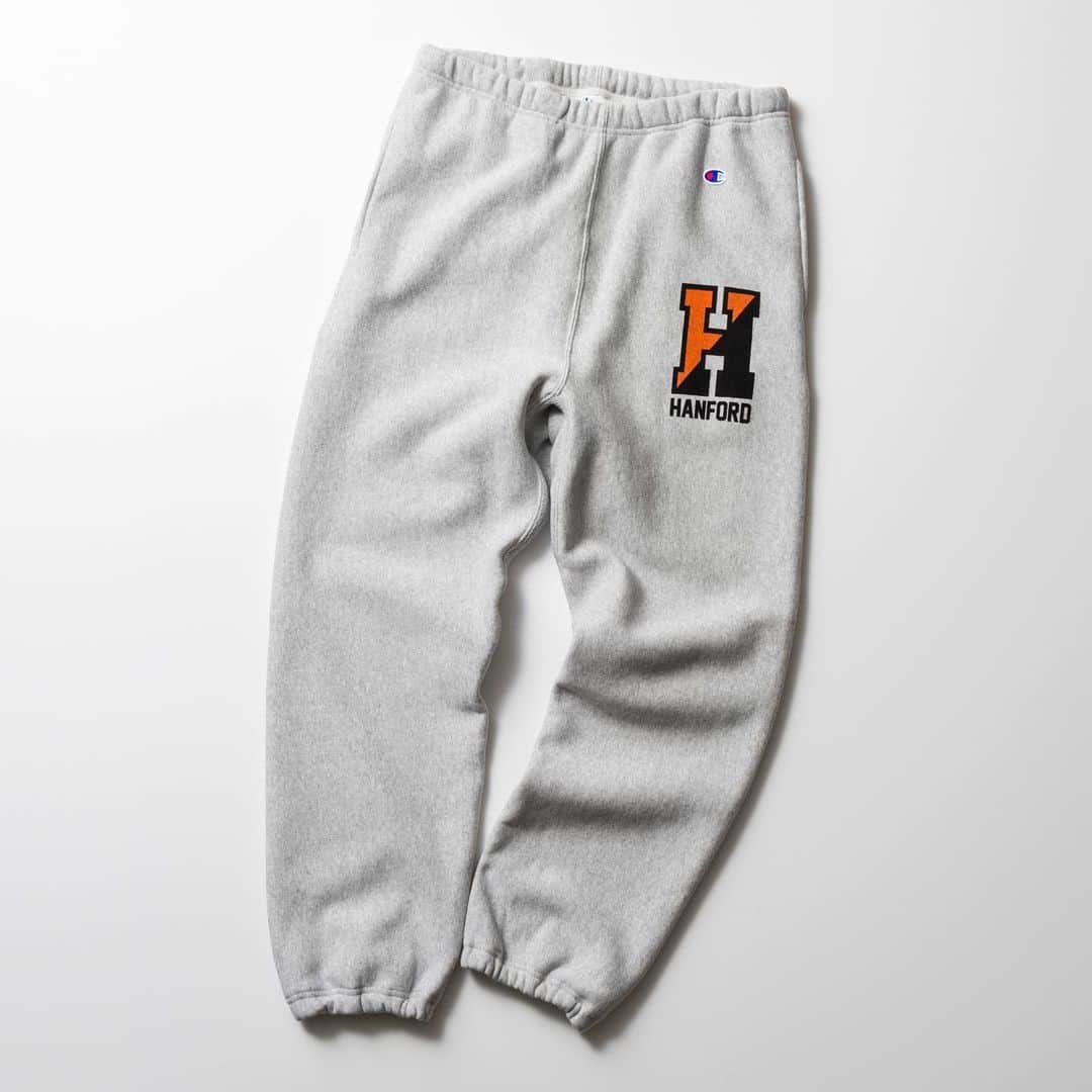 Champion Japanのインスタグラム：「【REVERSE WEAVE® SWEAT PANTS】  スポーツからタウンユースまで幅広いシーンで大活躍！ 「REVERSE WEAVE® 11.5oz. Terry Fleece」シリーズのスウェットパンツが登場です！  洗うほどにタフになり、着こむほどに独特の風合いや味が出る裏毛素材で安定の穿き心地をキープ。「REVERSE WEAVE®」製法によって縦生地の縮みを防ぐと同時に、股下にガゼットリブを付けることで動きやすさを追及しました。  さらに！ 脇ポケットから下をシームレスに、ウエストと裾口はゴム仕様、膝と裾口もゆとりのあるシルエットとこだわりがいっぱい。脱ぎ穿きする際のストレス軽減を目指した縫製×デザインです。  太もも部分には、チャンピオンと親和性の高いカレッジ風のプリントをプラス。同素材を使用したスウェットシャツとのセットアップコーデもオススメです。  ■Item：REVERSE WEAVE® Sweat Pants ■Number：C3-Y214 ■Color：シルバーグレー, ブラック, ボトルグリーン, オートミール ■Size：S, M, L, XL ■Price：￥11,880  #Champion #SWEATPANTS #スウェット #スウェットパンツ #リバースウィーブ #カレッジ風 #ロングパンツ #セットアップ #Casual #カジュアル #カジュアルスタイル #カジュアルコーデ #チャンピオン #23FW」