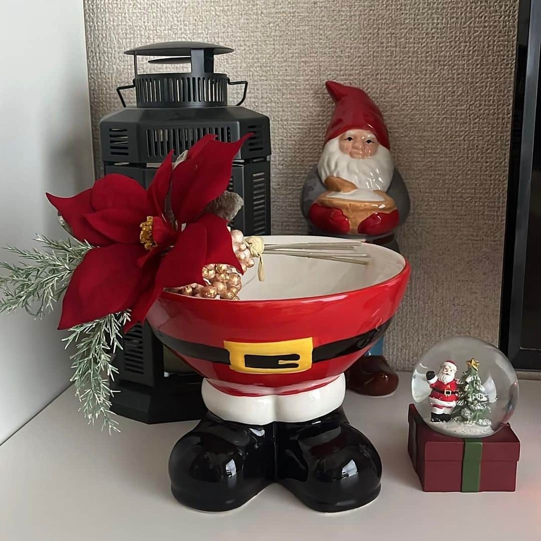 Flying Tiger Japanさんのインスタグラム写真 - (Flying Tiger JapanInstagram)「クリスマスのワンダーランドへ足を踏み入れてみませんか？🎅🏻⛸💫  フライングタイガーのアイテムを使って、 皆さんのお宅がクリスマスの傑作に変身しているようです。 きらめくライトが灯る居心地の良い部屋は、 この季節の真髄と言えるでしょう❤✨  ぜひ、あなたのインスピレーションにしてみてくださいね🎄  ☃ Thank you !! ☃ @home_cozy15 @ily_kawaii @serinyanko @miffy___tm @7knk_co _____mio.5 @15_8cm @_._azu_._7 @karin_photo1221  ※在庫状況は各店舗で異なります。詳しくはお近くの店舗にお問い合わせください。  #フライングタイガー #flyingtiger #北欧 #北欧インテリア #北欧デザイン #北欧雑貨 #デンマーク  #hygge  #クリスマス #Christmas #ホリデーシーズン #クリスマスデコレーション #クリスマスパーティー #クリスマス装飾 #サンタ #ニッセ #クリスマスプレゼント #マグカップ #マグ #オーナメント #クリスマスオーナメント #クリスマスツリー」11月18日 11時00分 - flyingtigerjp