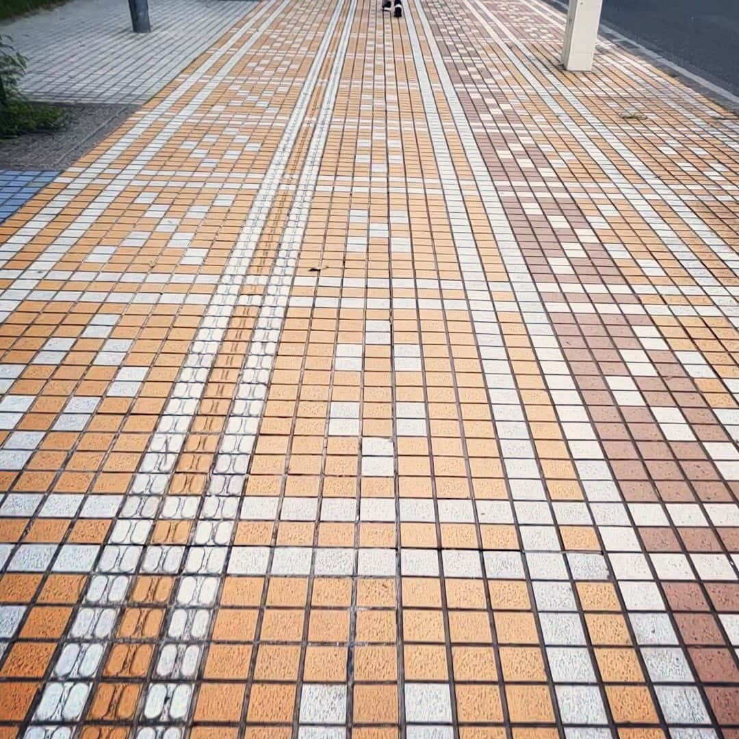 majunのインスタグラム：「@majunokinawa  街中に溶け込む「沖縄らしさ」  MAJUNのデザインにも思わず笑顔になるような 「沖縄らしさ」が散りばめられています。  #majun #majunokinawa #マジュン #かりゆし #かりゆしウェア #かりゆしシャツ #沖縄旅行 #沖縄観光 #沖縄好き #沖縄生活 #沖縄土産 #シャツコーデ #シャツスタイル #柄シャツコーデ #柄シャツ #アロハシャツ #メンズシャツ #ビジネスシャツ #olファッション #大人可愛いファッション #デイリーファッション #カジュアルファッション  #ファッションコーデ #おしゃれコーデ #着回しアイテム #オフィスカジュアル #きれいめカジュアル #オフィスコーデ #ブラウスコーデ #衣替え」