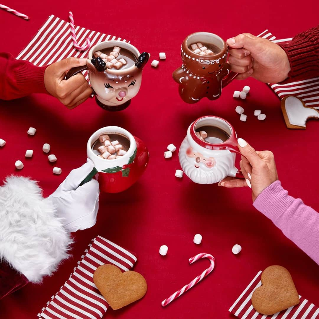 Flying Tiger Japanのインスタグラム：「クリスマスのワンダーランドへ足を踏み入れてみませんか？🎅🏻⛸💫  フライングタイガーのアイテムを使って、 皆さんのお宅がクリスマスの傑作に変身しているようです。 きらめくライトが灯る居心地の良い部屋は、 この季節の真髄と言えるでしょう❤✨  ぜひ、あなたのインスピレーションにしてみてくださいね🎄  ☃ Thank you !! ☃ @home_cozy15 @ily_kawaii @serinyanko @miffy___tm @7knk_co _____mio.5 @15_8cm @_._azu_._7 @karin_photo1221  ※在庫状況は各店舗で異なります。詳しくはお近くの店舗にお問い合わせください。  #フライングタイガー #flyingtiger #北欧 #北欧インテリア #北欧デザイン #北欧雑貨 #デンマーク  #hygge  #クリスマス #Christmas #ホリデーシーズン #クリスマスデコレーション #クリスマスパーティー #クリスマス装飾 #サンタ #ニッセ #クリスマスプレゼント #マグカップ #マグ #オーナメント #クリスマスオーナメント #クリスマスツリー」