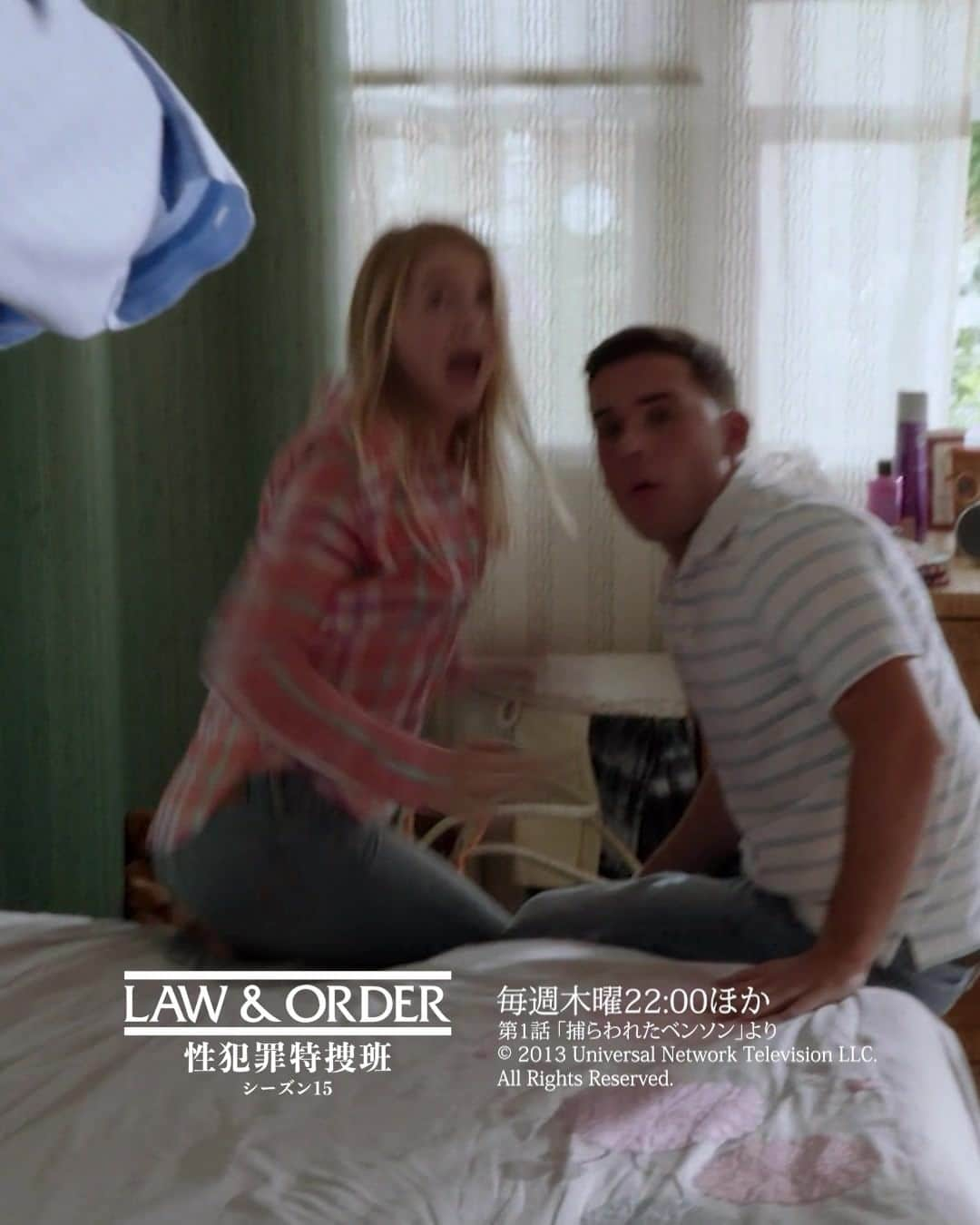 スーパー！ドラマTVのインスタグラム：「緊迫！家に突入した先に待っていたのは！？#LAWandORDER #海外ドラマ  大人気海外ドラマ「 LAW & ORDER 性犯罪特捜班 シーズン15」の名シーンをご紹介！ 今回は第1話よりピックアップ。  海外ドラマ専門チャンネル『スーパー！ドラマＴＶ』だけで毎週(火)夜10時ほか独占日本初放送中！スカパー！、ケーブルテレビ、ひかりTV、auひかりテレビで視聴可能！」