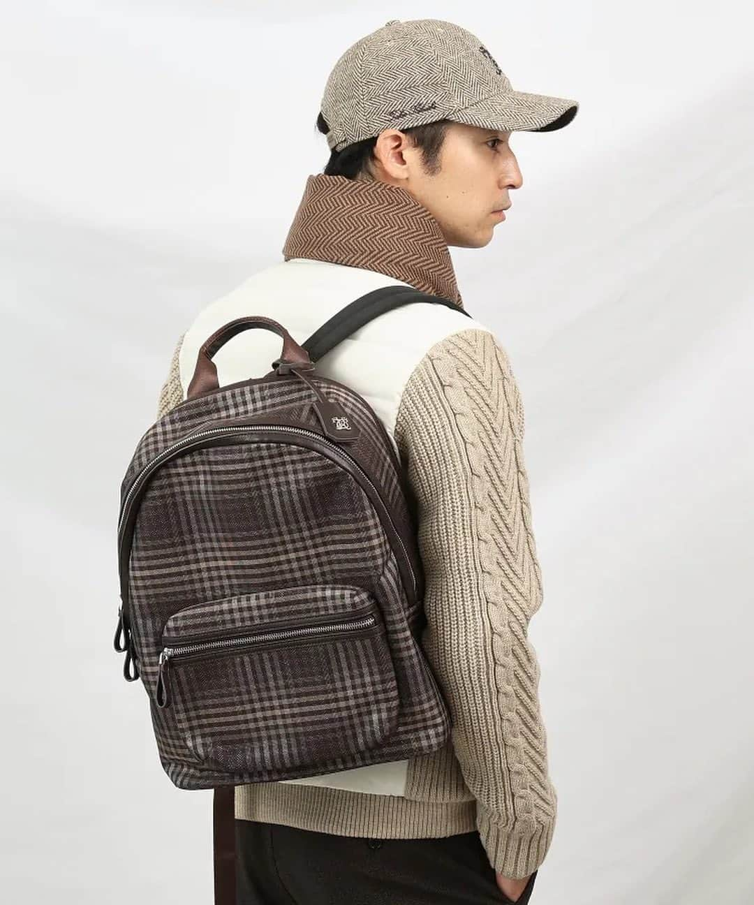 タケオ キクチさんのインスタグラム写真 - (タケオ キクチInstagram)「【BACK PACK】 オンブレチェック デイパック  シーズンテーマのオンブレチェックと、随所に配されたレザーの付属で品のあるデイパックに仕上げました。 カジュアルな見た目には珍しく背胴側に外側から直接アクセスできるPCルームを搭載し、使い勝手もいい大人なデイパックです。エンブレムロゴプレートのチャーム付き。  No. 070-07358 ￥26,400-(tax in)  特集をチェック☞ https://store.world.co.jp/s/brand/takeo-kikuchi/feature/s/20230811/  #takeokikuchi #mensbag #backpack #mensfashion #menstyle #menswear #2023winter #タケオキクチ #メンズバッグ #バックパック #オンブレチェック #メンズファッション #2023秋冬」11月18日 11時00分 - takeokikuchi_official