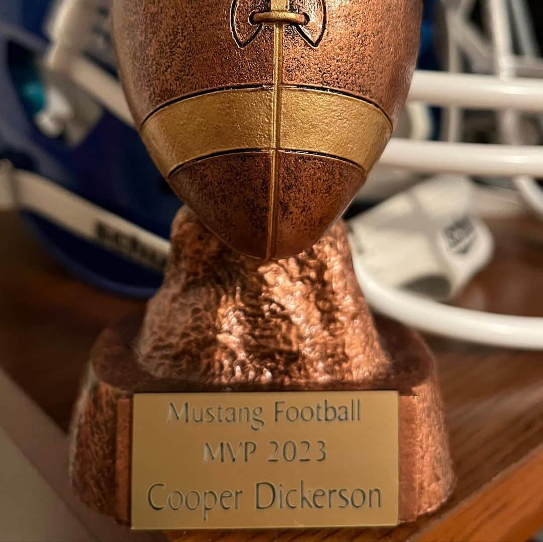 ジョシュ・ホプキンスのインスタグラム：「Football MVP! Like uncle, like nephew.  And academic honor roll! Like parents, like son.  Proud of you, Cooper.」